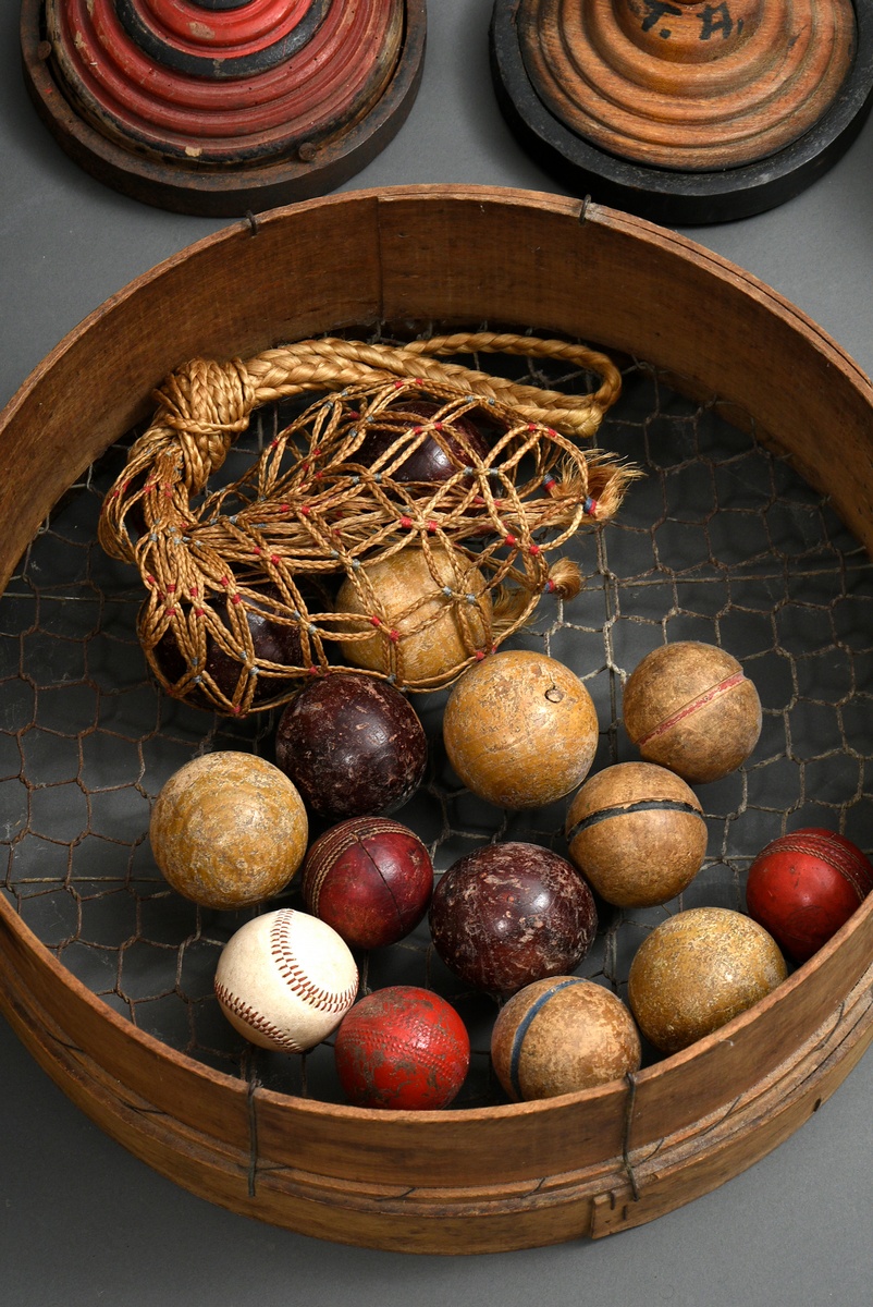 28 pieces of old sport and play equipment: i.a. ice sticks (Ø 24cm), big and small wooden cones (h. - Image 3 of 7