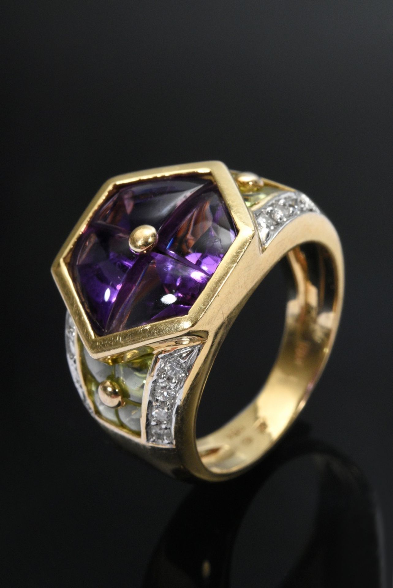 Moderner  Gelbgold 750 Ring mit eingeschliffenen Amethysten und Peridots in Magic Setting sowie kle