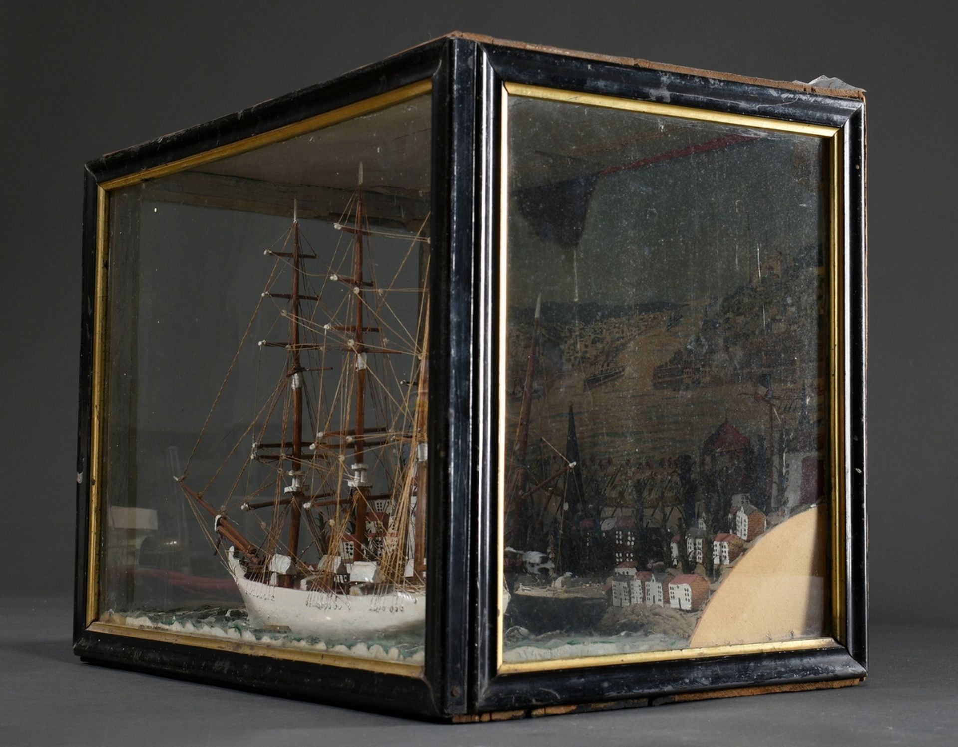Diorama mit zwei Vollschiffmodellen "Dreimaster und Zweimaster" vor Miniaturstadt, Rückwand (Zigarr - Bild 2 aus 5