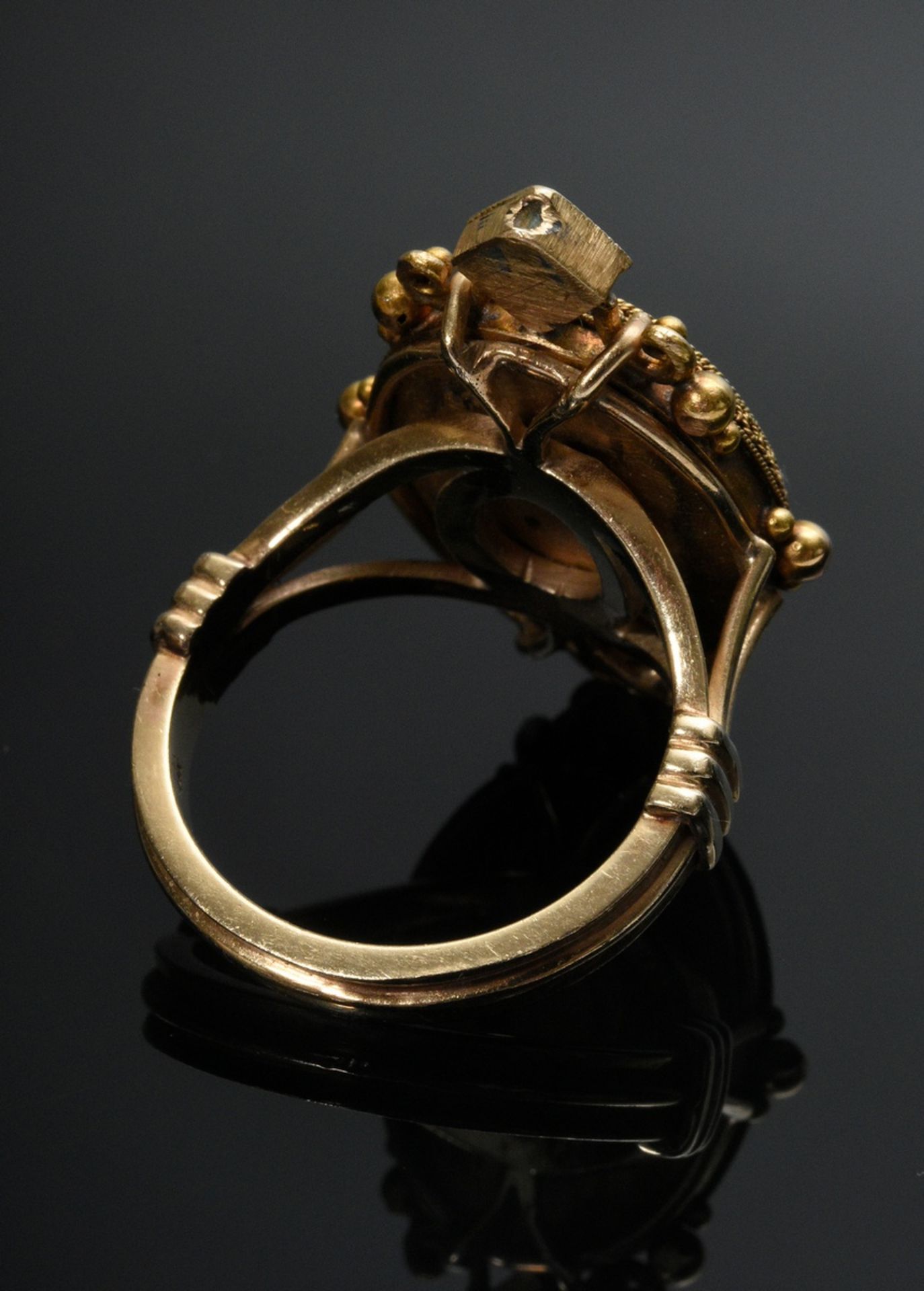 Historismus Ring nach antikem Vorbild mit feinem Mikromosaik „Schwan“ in Gelbgold 585/750 Granulé F - Bild 3 aus 4