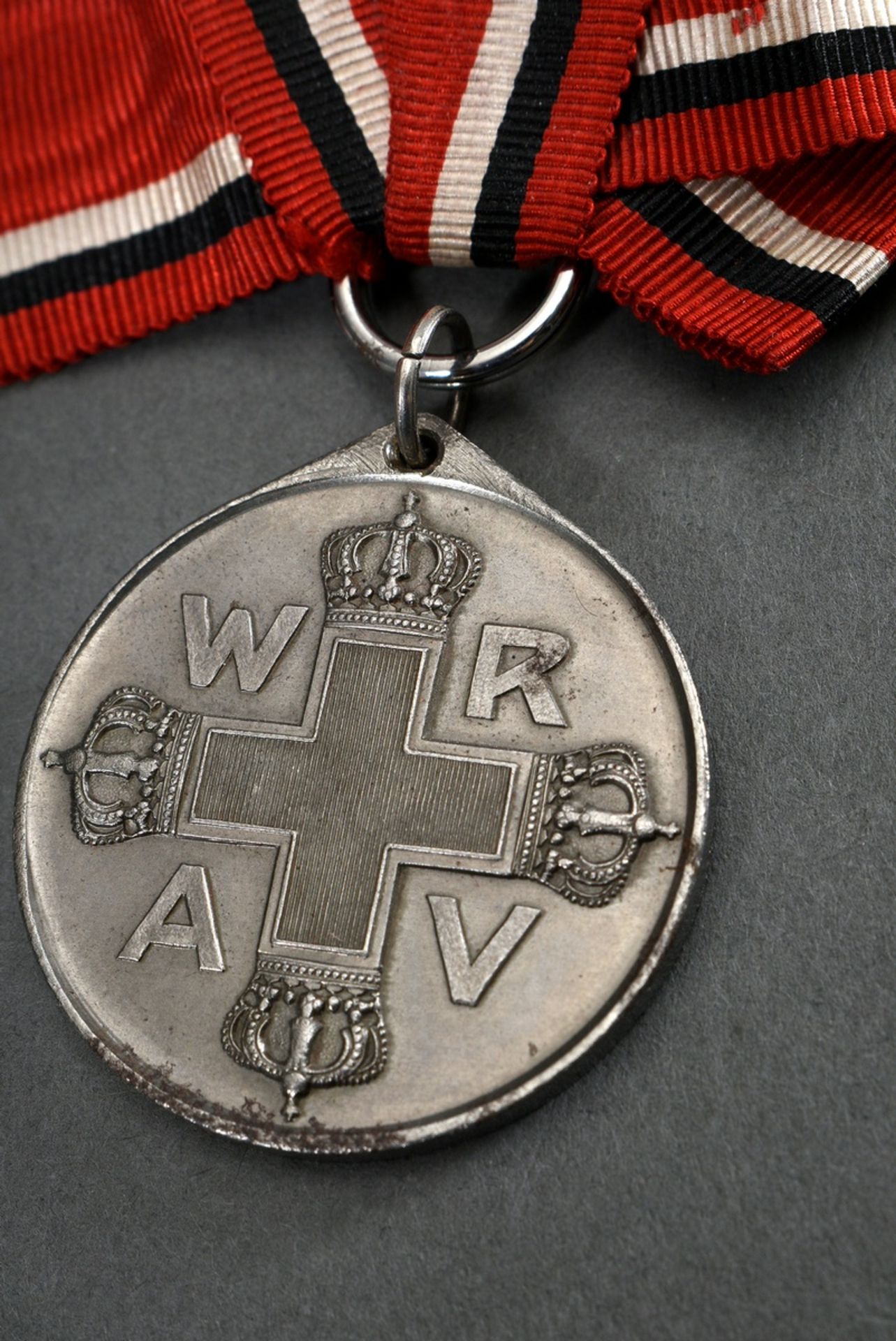 5 Various parts of medals and decorations: 1 Iron Cross 2nd class with ribbon (4,2x4,2cm), 1 Red Cr - Image 3 of 8