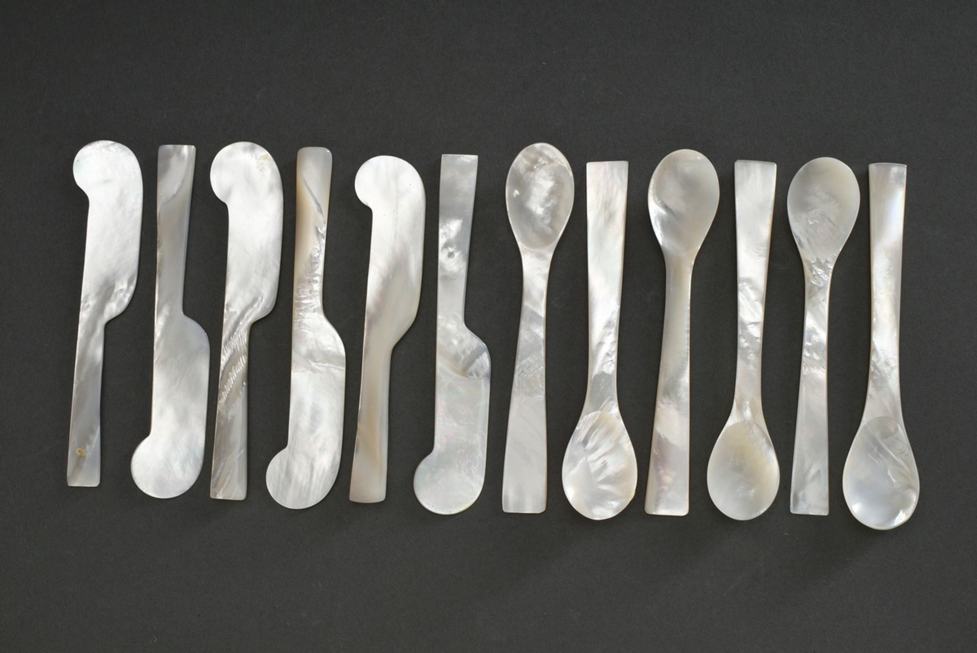 12 pieces mother-of-pearl cutlery: 6 egg spoons and 6 caviar knives, l. 12,5cm, small defects - Image 2 of 2