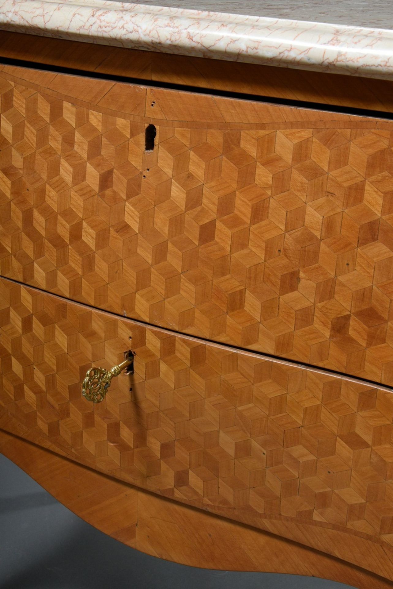 Small Louis XV chest of drawers with a two-bay optically marquetry corpus on curved legs with a lig - Image 4 of 7