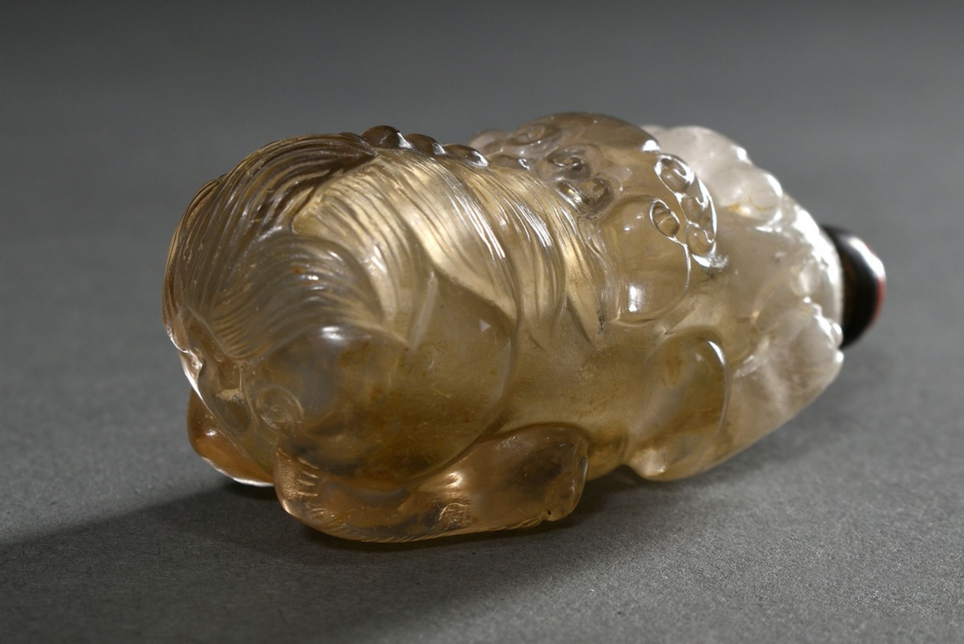Fine sculpted rock crystal snuff bottle "Fo lion with ball in mouth", stopper with coral cabochon,  - Image 3 of 7