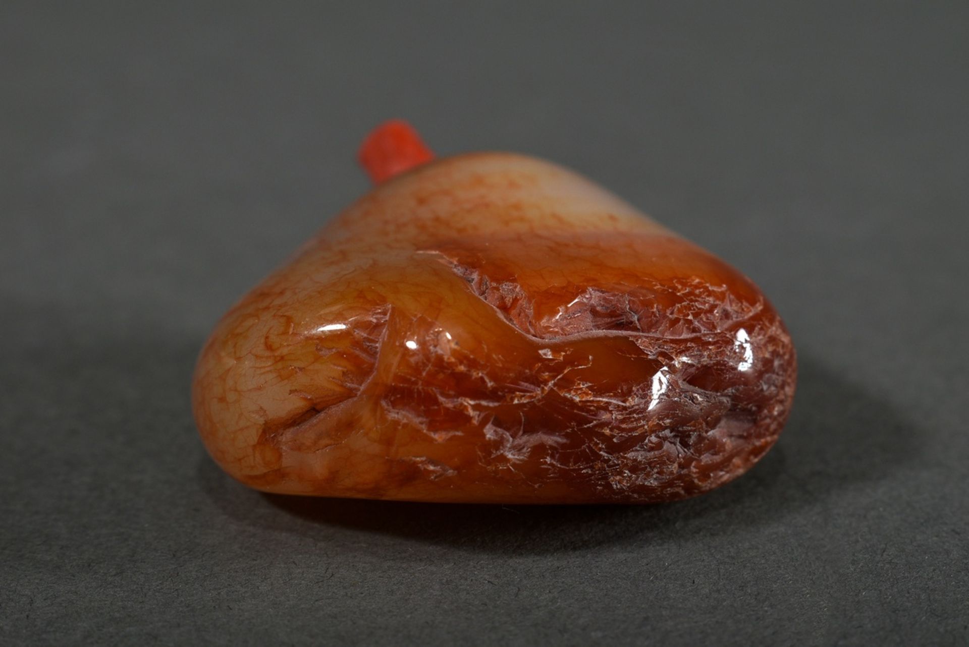 Chalcedony pebble as snuffbottle, well hollowed, closure with coral branch, China probably Qing Dyn - Image 3 of 4