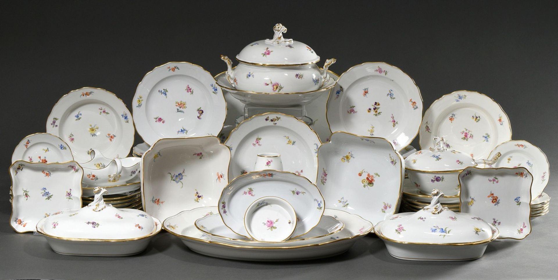 79 Teile Meissen Speiseservice "Streublümchen" mit Goldrand, um 1900, bestehend aus: 25 flache Tell