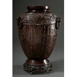 Elegante Bronze Vase mit Ringhenkeln im archaischen Stil mit umlaufendem Taotie Masken Dekor im Rel