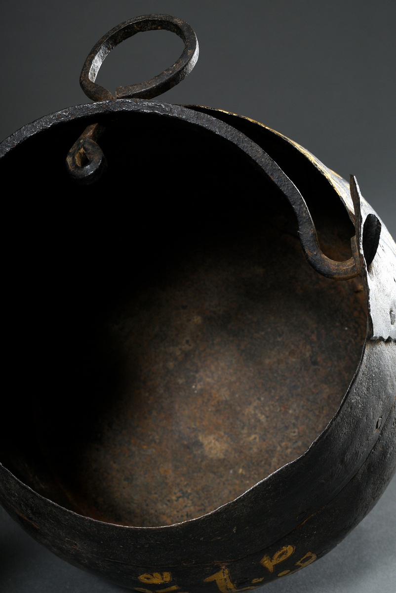 Yemeni kettle (firepot) with gilded Arabic calligraphy, ornamental frieze and bow handle, iron rive - Image 4 of 5