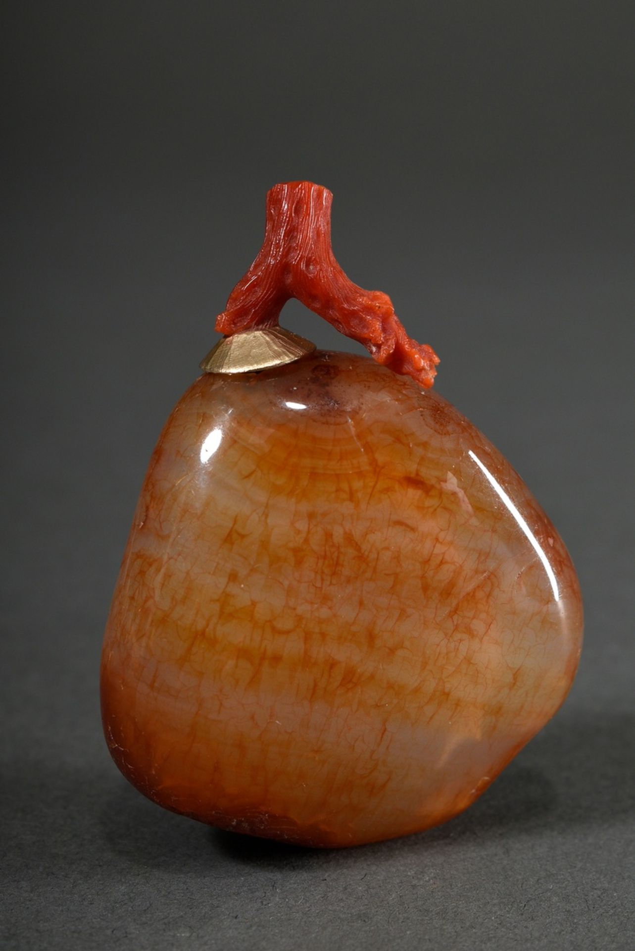 Chalcedony pebble as snuffbottle, well hollowed, closure with coral branch, China probably Qing Dyn - Image 2 of 4