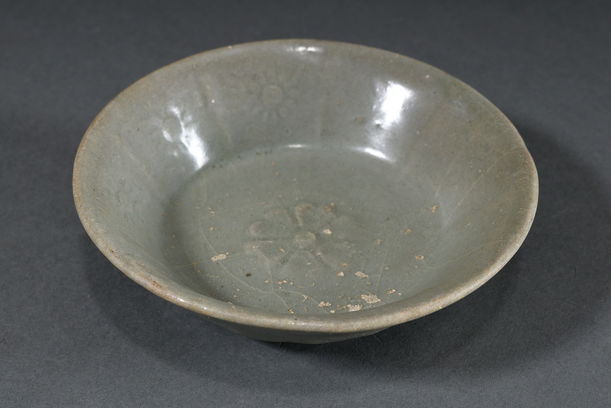 Small bowl with celadon glaze and modelled floral decoration, Korea Joseon Dynasty, h. 3.7 Ø 12.8cm - Image 2 of 4
