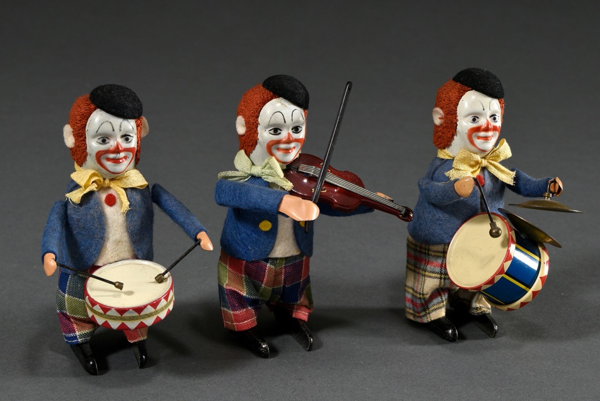 3 Schuco Tanzfiguren "Musizierende Clowns: 2 Trommler, Violinist", H. 11,5cm, 2 Schlüssel vorhanden