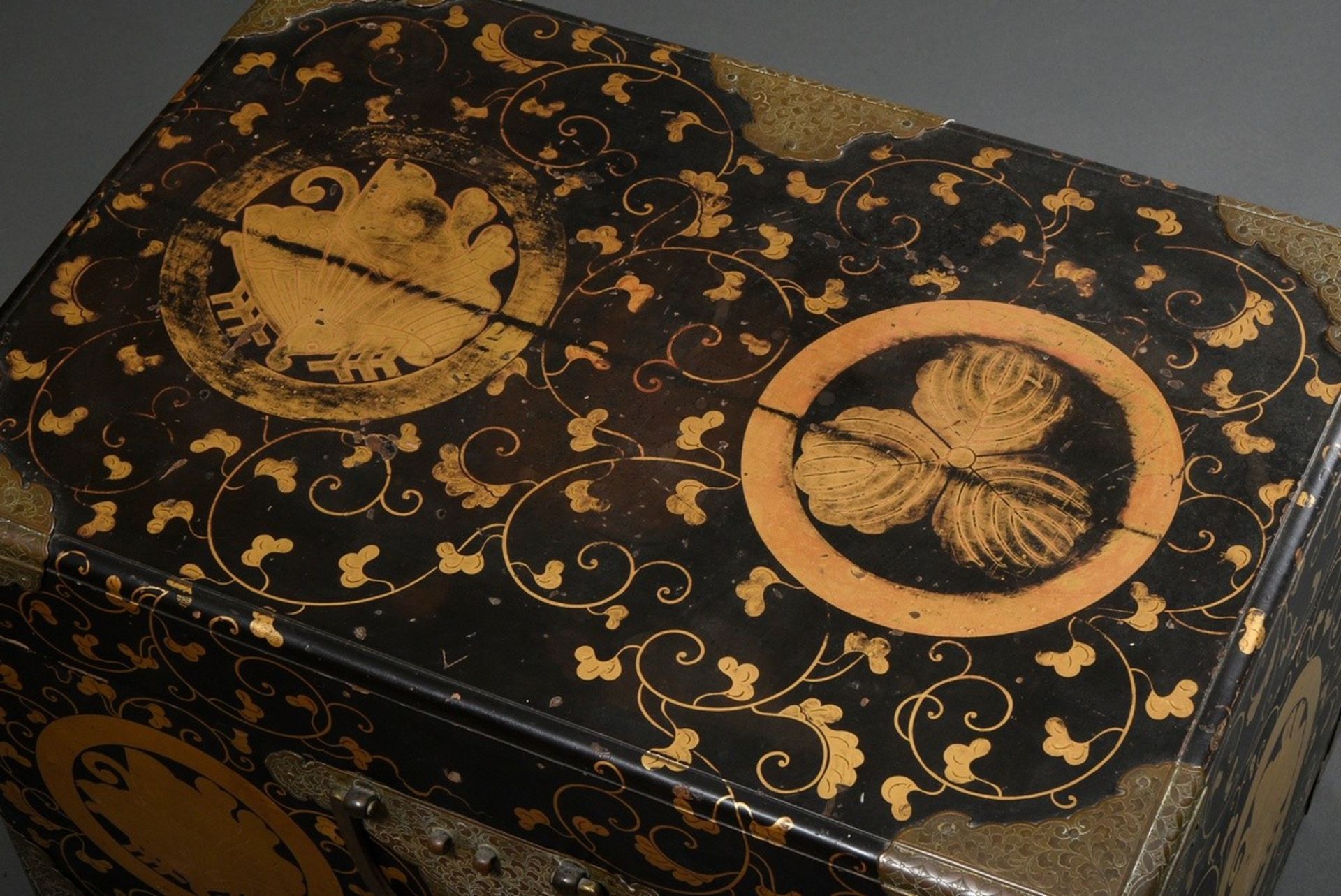 Edo period Hasami-Bako kimono travel box "Family Crest in Tendril Work", Japan 18th/19th century, w - Image 2 of 8