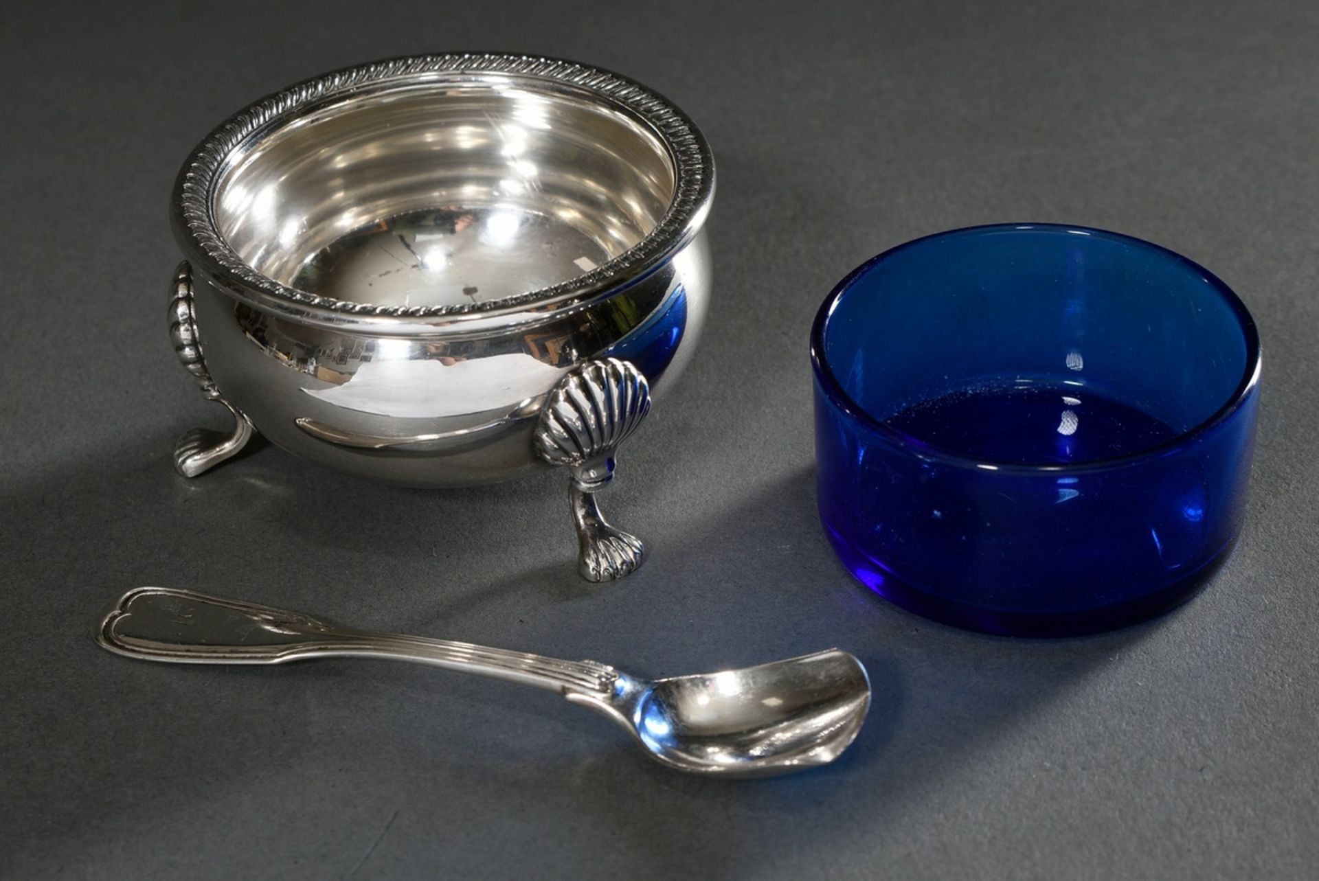 Runde englische Saliere auf drei Füßen mit blauem Glaseinsatz, Herst. Fisher Silversmiths, 20.Jh.,  - Bild 2 aus 3