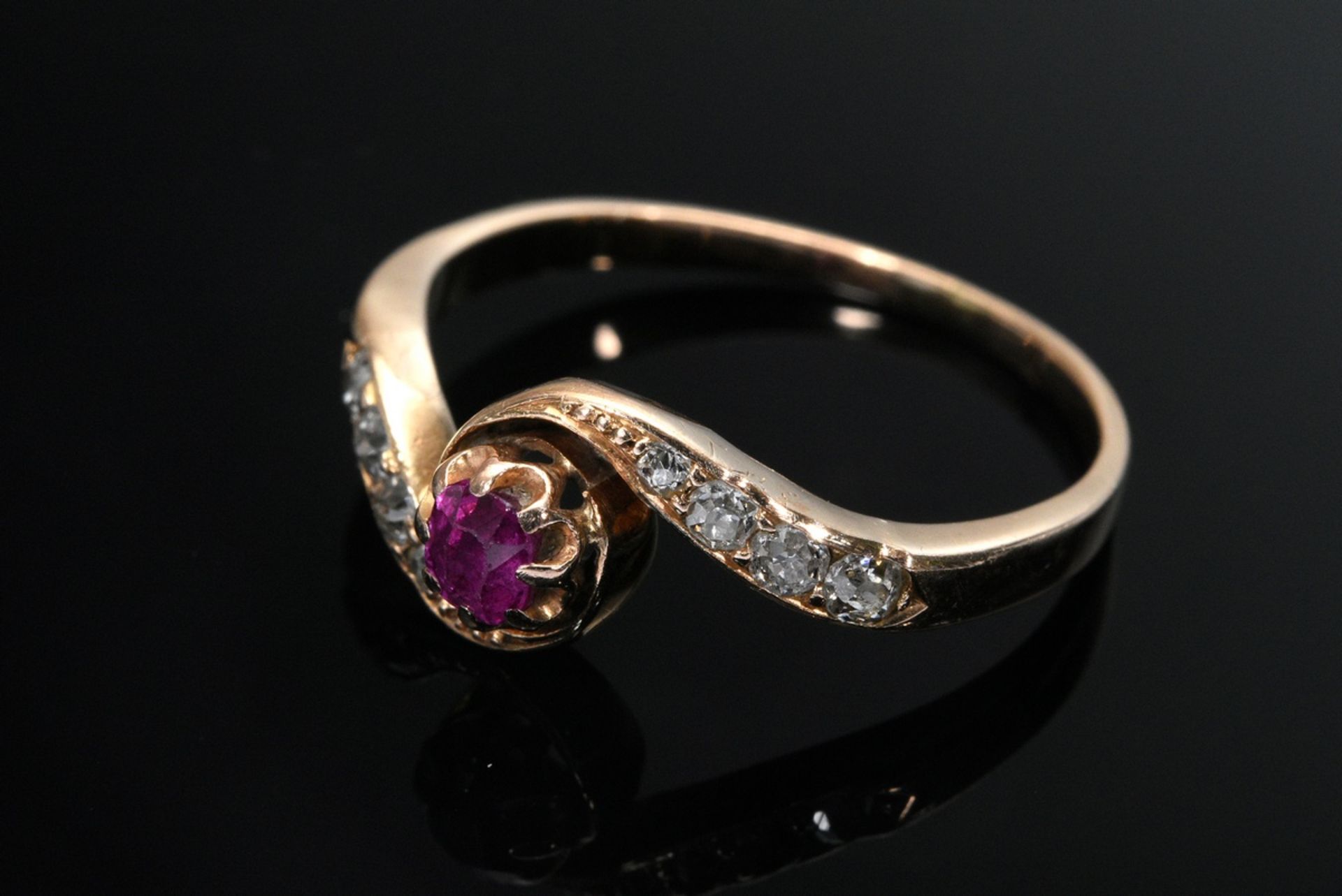 Delicate red gold 585 ring with ruby (approx. 0.15ct) and wavy old-cut diamonds (together approx. 0 - Image 3 of 4