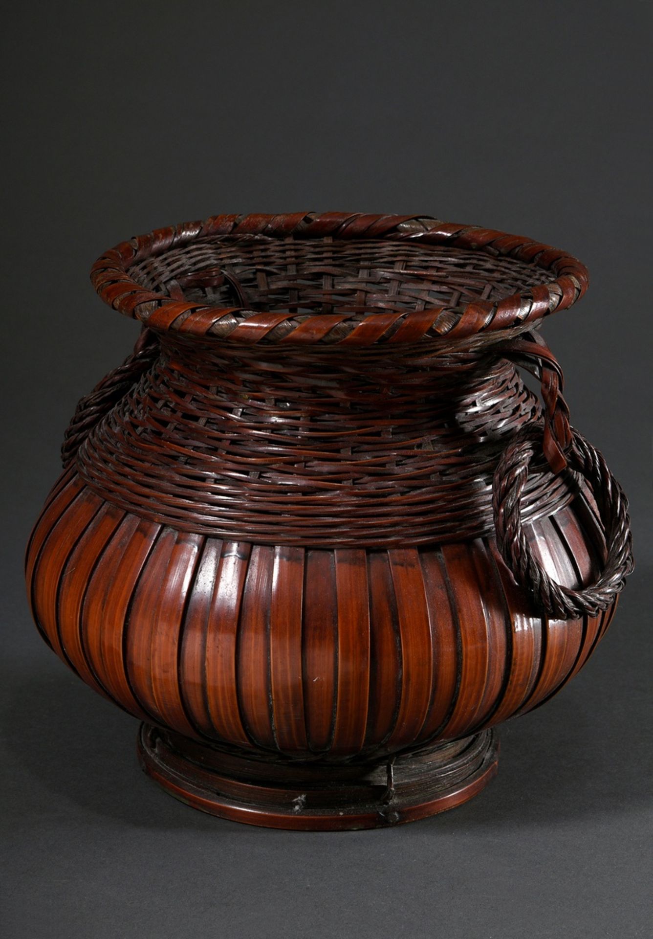 Ikebana basket with handles, lacquered bamboo wickerwork, Japan Meiji/Showa period, h. 21cm