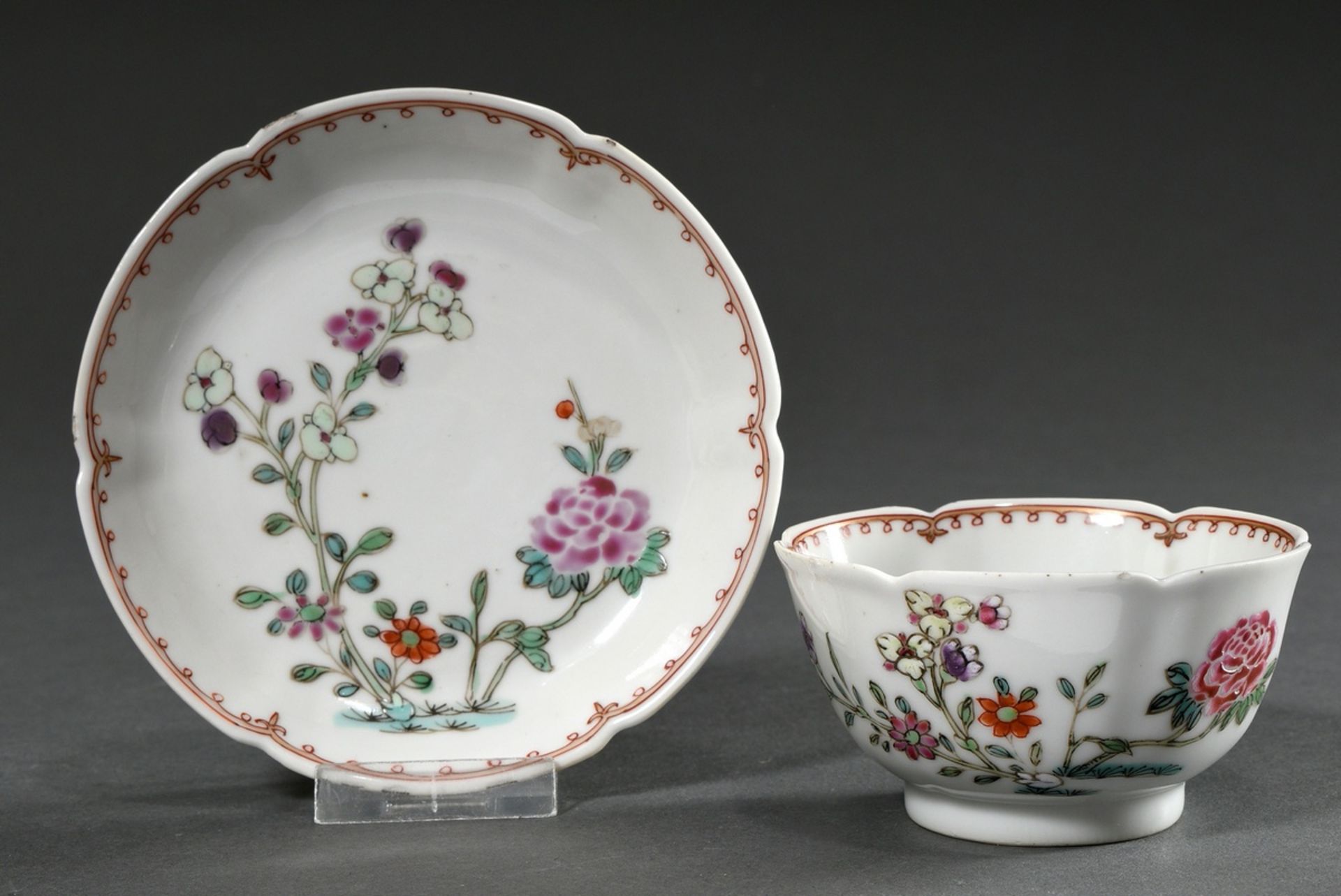 Blütenförmiges Famille Rose Porzellan Koppchen mit Unterschale „Blumendekor“, Teilvergoldung, Chine - Bild 2 aus 3
