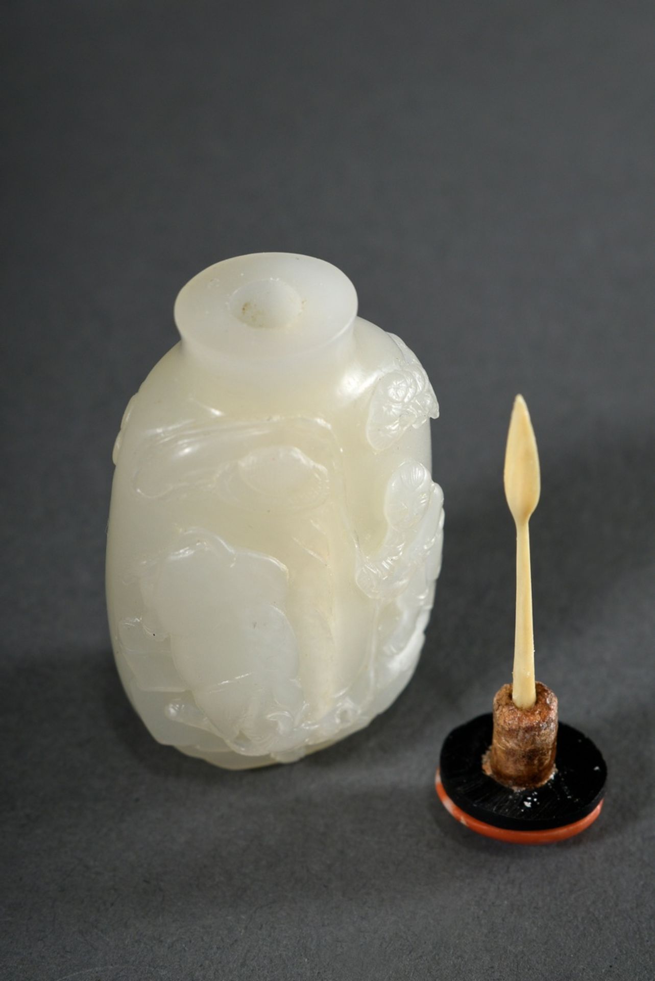 White jade snuffbottle "Children, Pine and Ox", finely cut in high relief, well hollowed, stopper w - Image 5 of 5