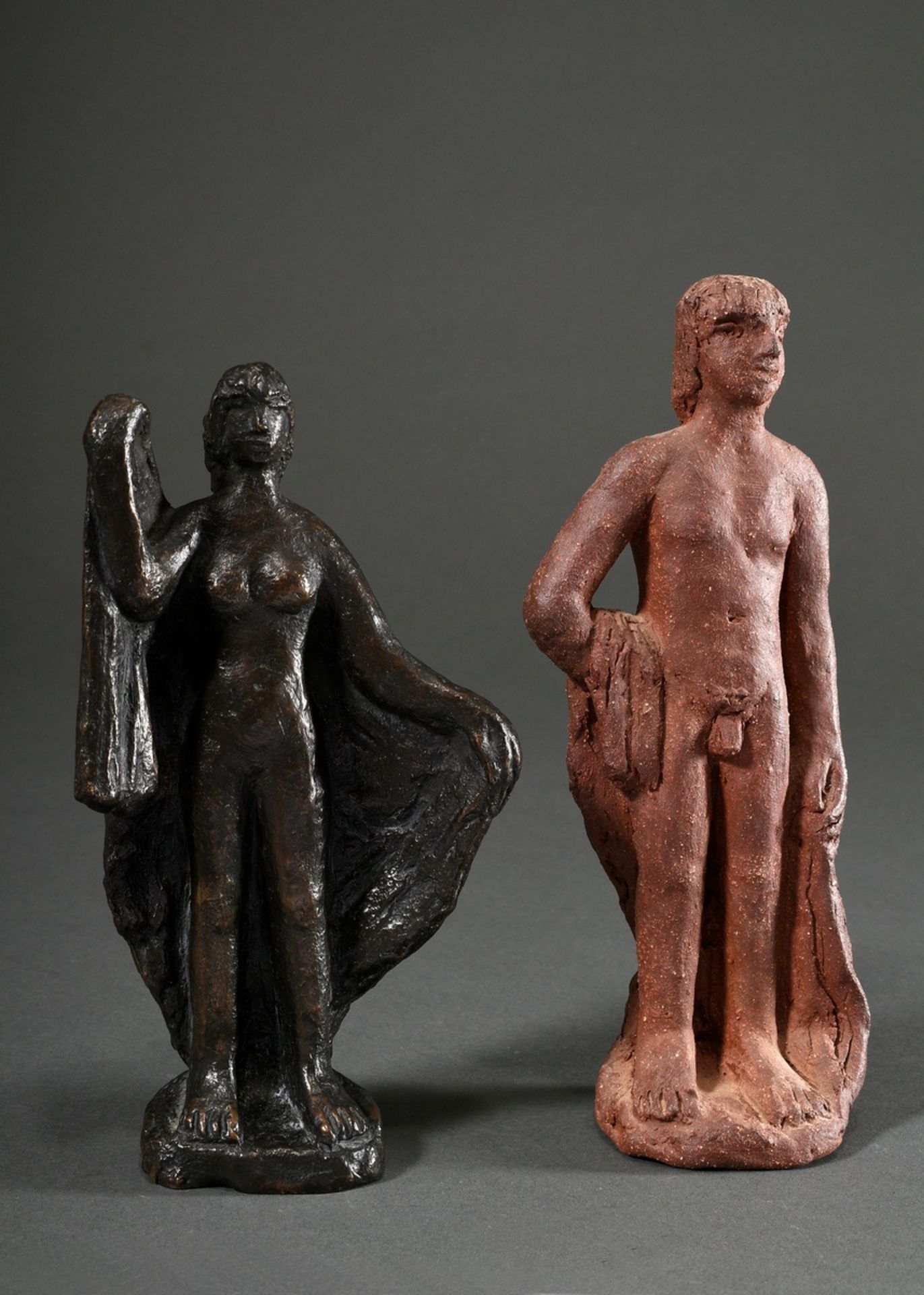 2 Diverse Maetzel, Monika (1917-2010) Figuren "Stehender weiblicher Akt mit Tuch" und "Stehender mä