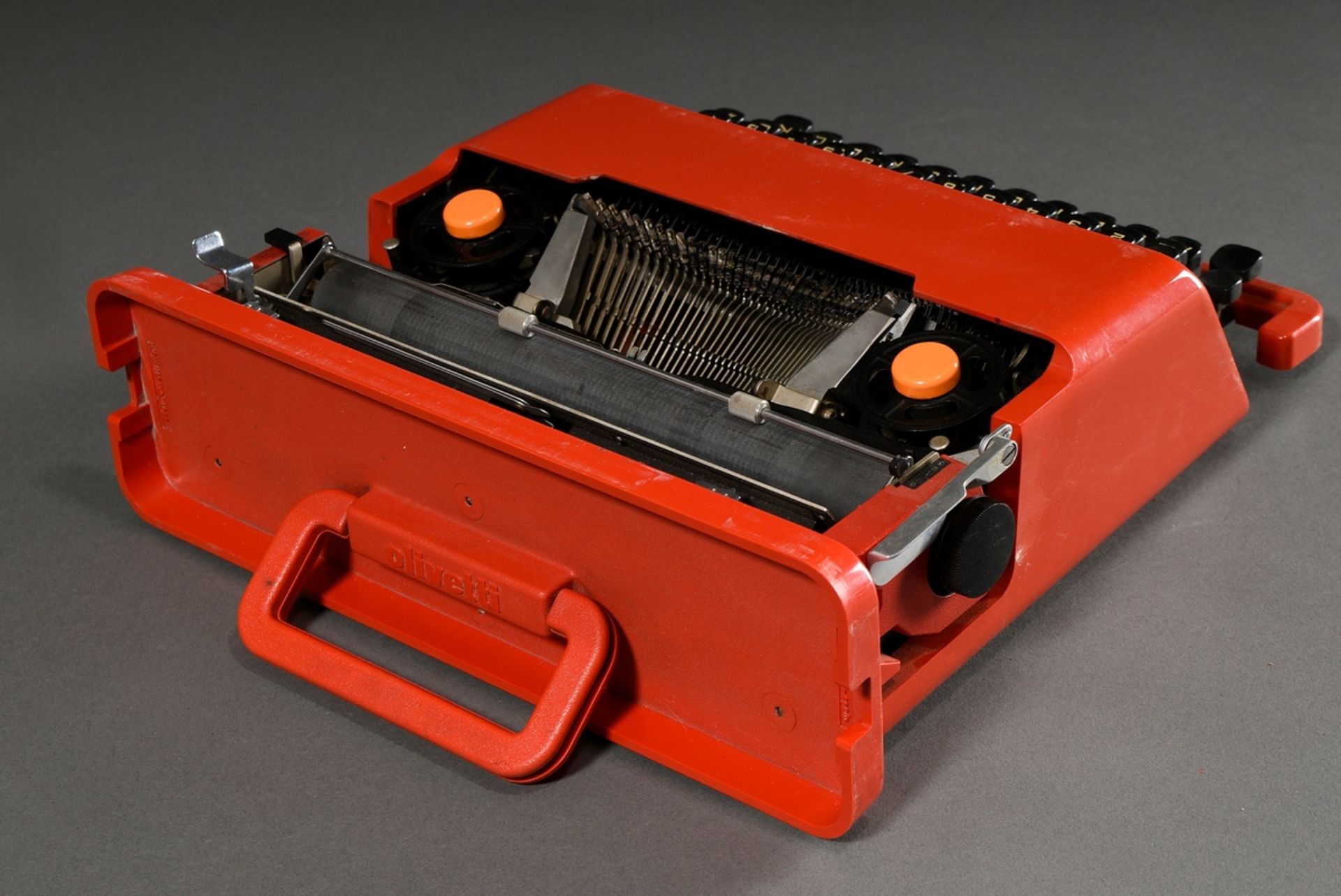 Sottsas, Ettore (1917-2007) typewriter "Valentine", design: 1968, manufactured by Olivetti/Barcelon - Image 5 of 8