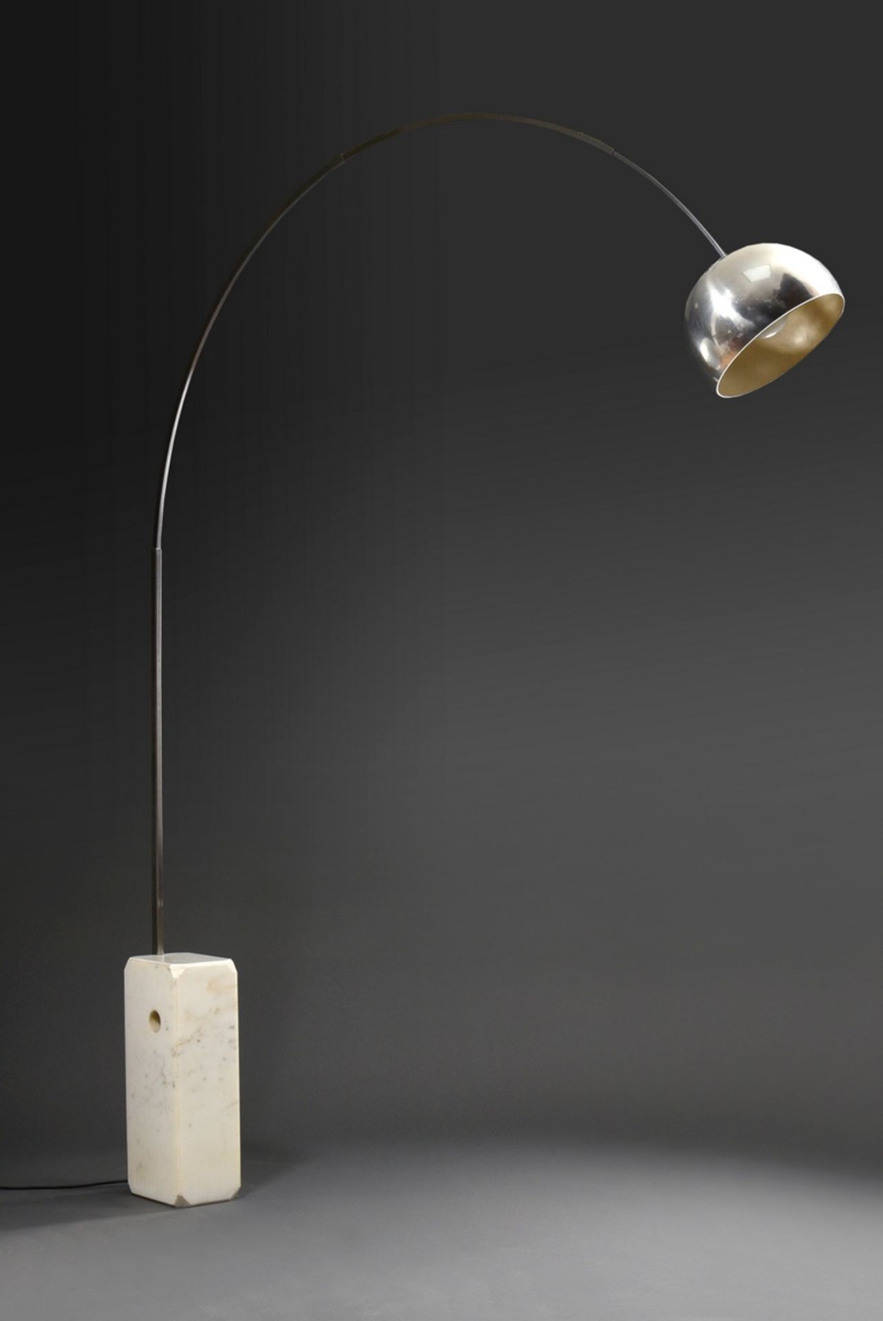 „Arco“ Bogenlampe, Entw.: Achille und Pier Castiglioni 1962, Herst. Flos, Stahl und Aluminium, weiß