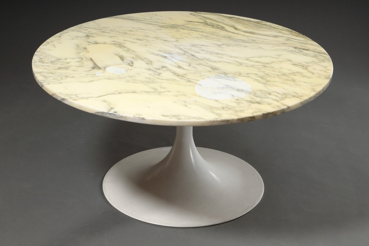 Round "Tulip" coffee table, white lacquered metal base with veined marble top, c. 1970, h. 50, Ø 10