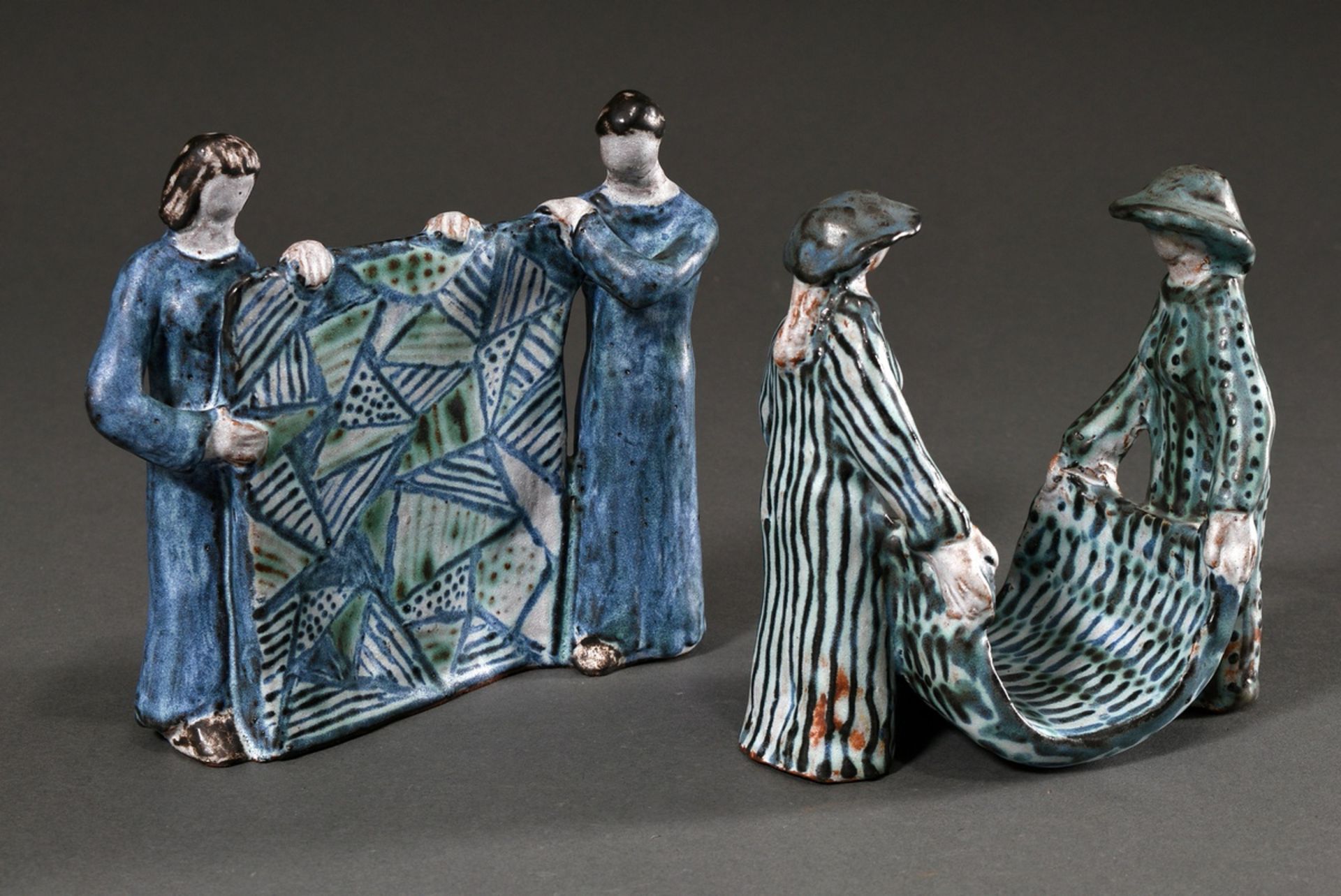 2 Diverse Maetzel, Monika (1917-2010) Figurengruppen "Zwei Frauen mit buntem Tuch", Keramik weiß/bl