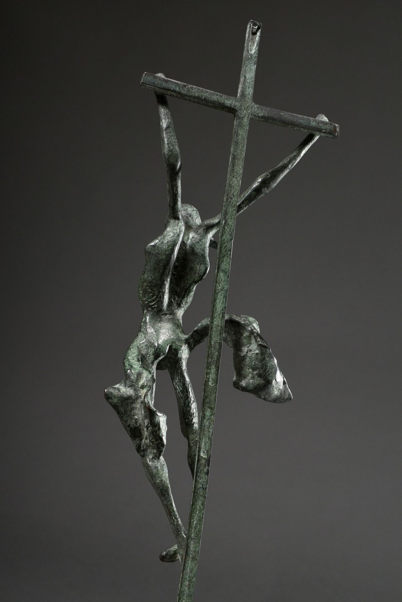 Capellini, Sergio (*1942) "Christus am Kreuz", Bronze grün patiniert, sign., 44x11,5cm, min. berieb - Bild 3 aus 6
