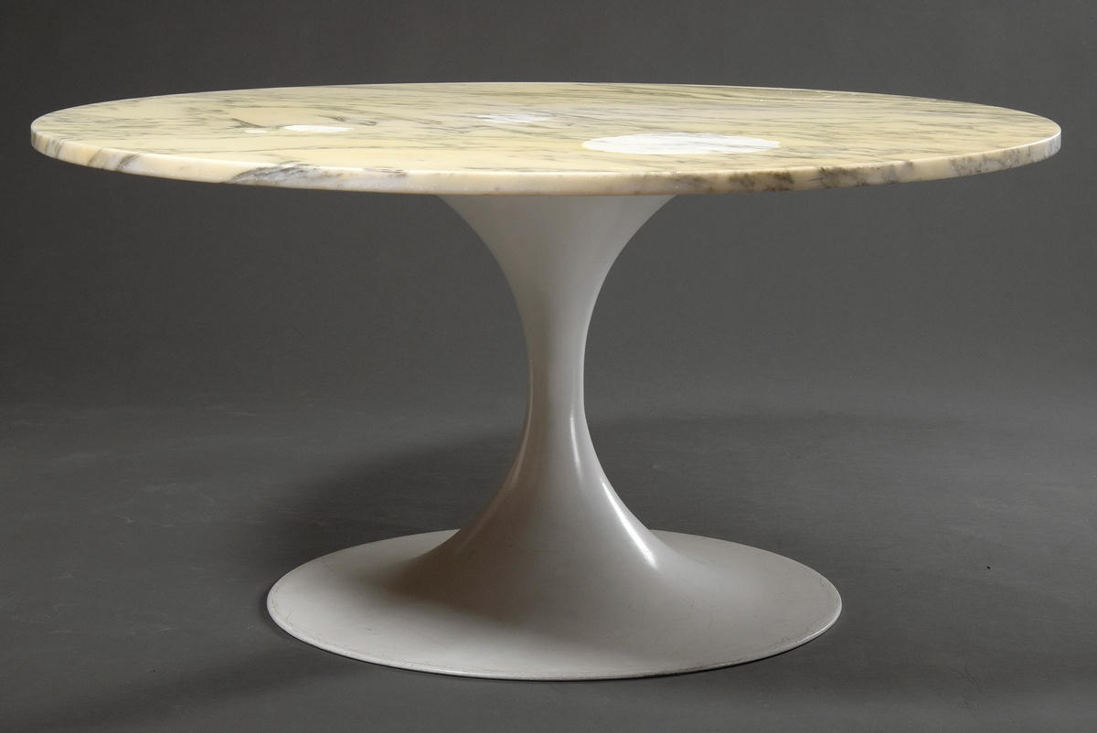 Round "Tulip" coffee table, white lacquered metal base with veined marble top, c. 1970, h. 50, Ø 10 - Image 2 of 4