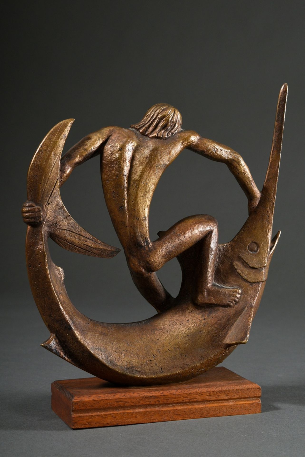 Scharff, Edwin (1887-1955) "Jüngling im Kampf mit Schwertfisch" 1950, Bronze auf Holzsockel, 46/600 - Bild 2 aus 4