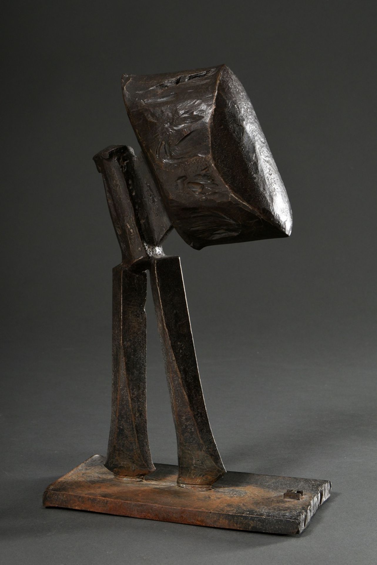 Hoflehner, Rudolf (1916-1995) "Figur 72K" 1963, Eisen, am Sockel monogr. "H", H. 35cm, WVZ Wieland  - Bild 3 aus 5