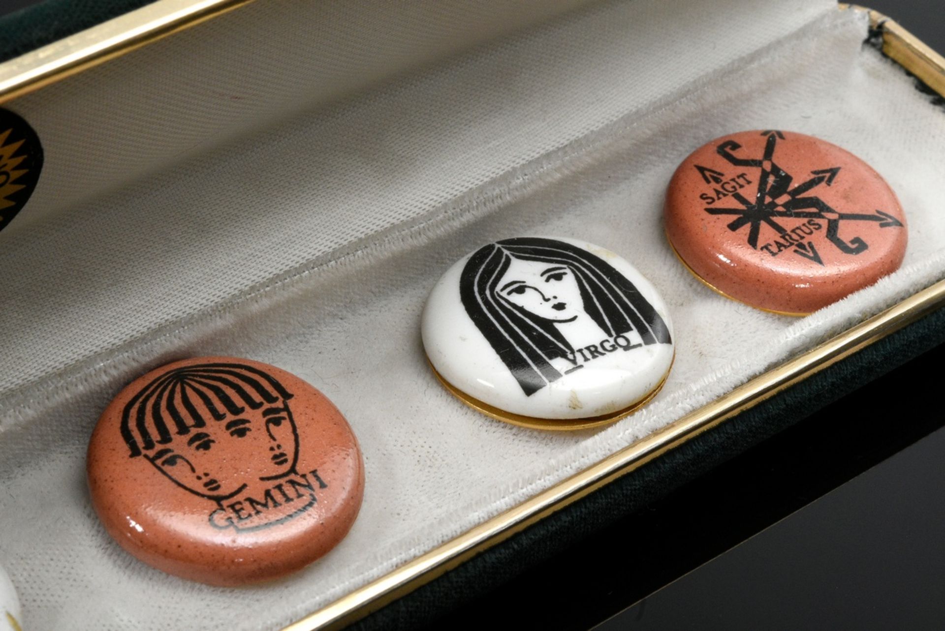 6 Fornasetti, Piero (1913-1988) Knöpfe mit Sternzeichen, schwarz/braun/weiß, Ø 2,5cm, Alters- und G - Bild 2 aus 5