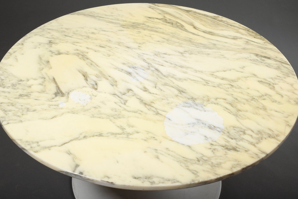 Round "Tulip" coffee table, white lacquered metal base with veined marble top, c. 1970, h. 50, Ø 10 - Image 3 of 4