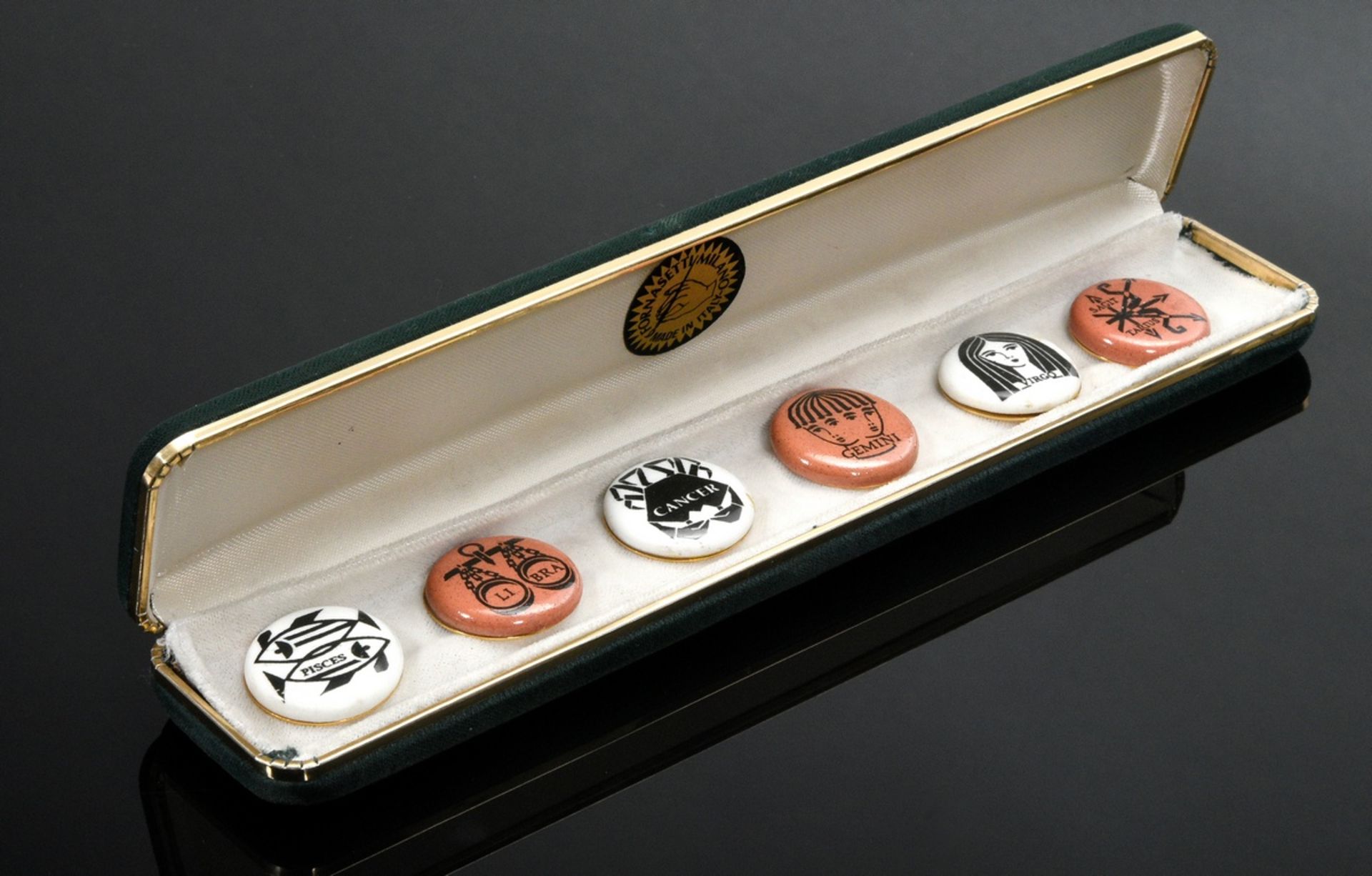 6 Fornasetti, Piero (1913-1988) Knöpfe mit Sternzeichen, schwarz/braun/weiß, Ø 2,5cm, Alters- und G