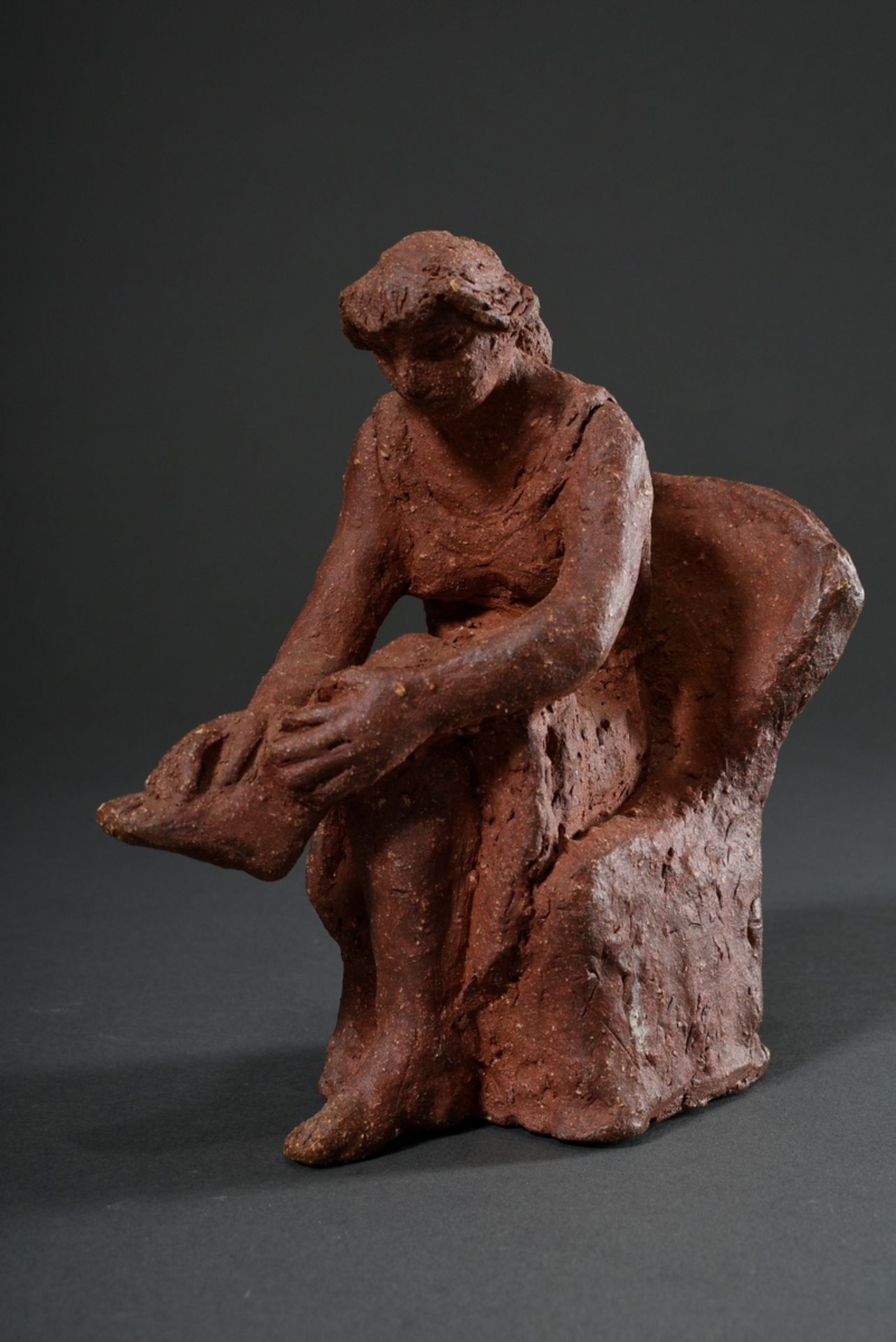 3 Diverse Maetzel, Monika (1917-2010) Figuren "Rastende Frau", "Frau mit Hut und Buch auf Stuhl" un - Bild 2 aus 11