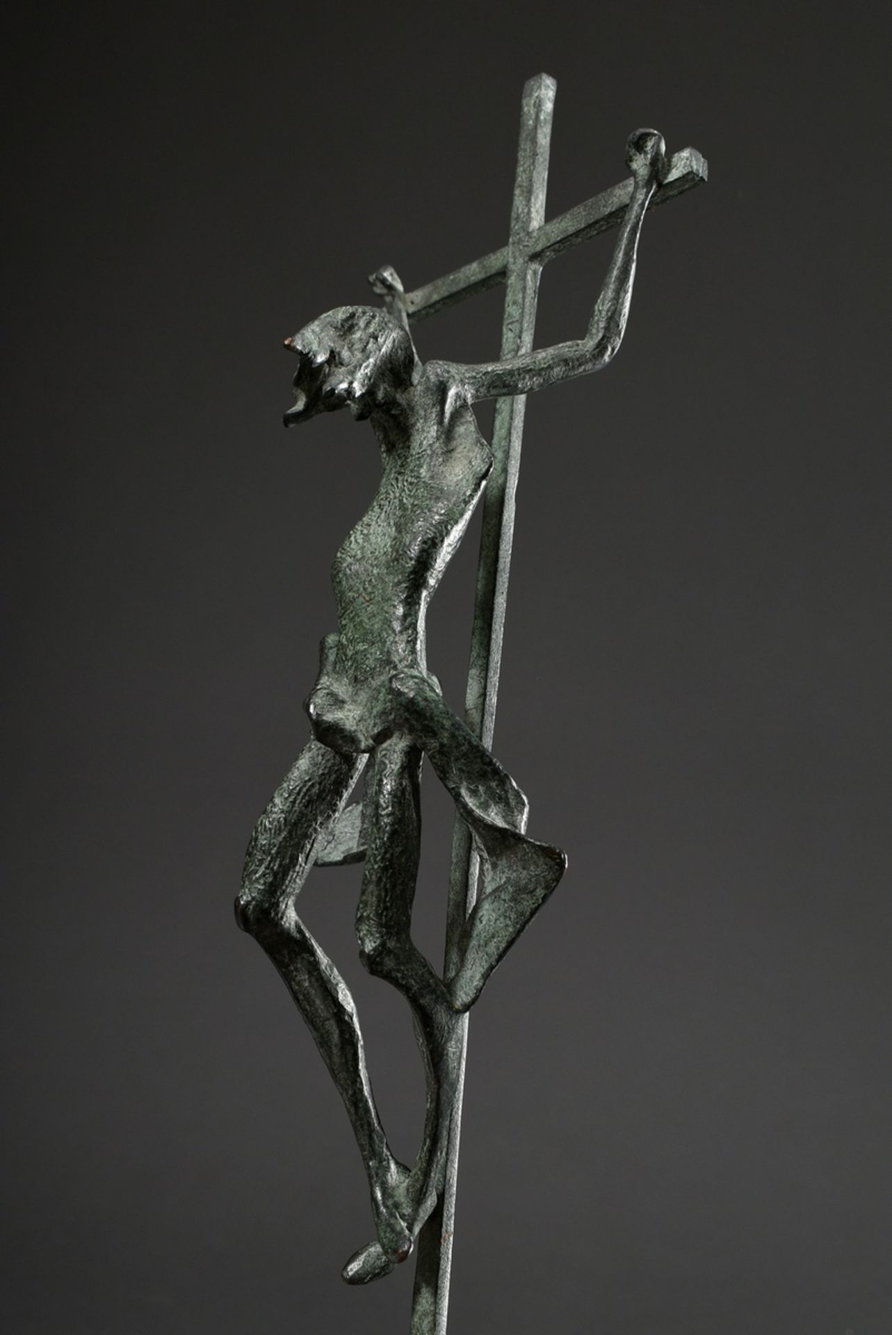 Capellini, Sergio (*1942) "Christus am Kreuz", Bronze grün patiniert, sign., 44x11,5cm, min. berieb - Bild 4 aus 6