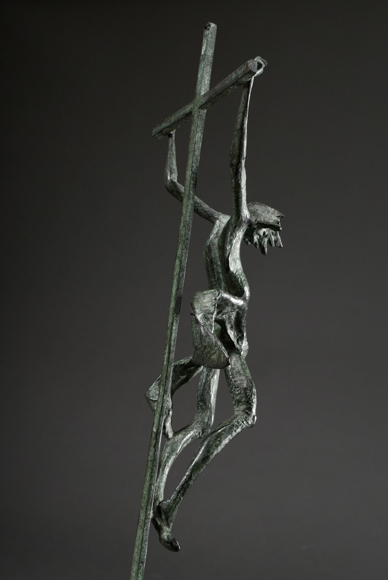Capellini, Sergio (*1942) "Christus am Kreuz", Bronze grün patiniert, sign., 44x11,5cm, min. berieb - Bild 2 aus 6