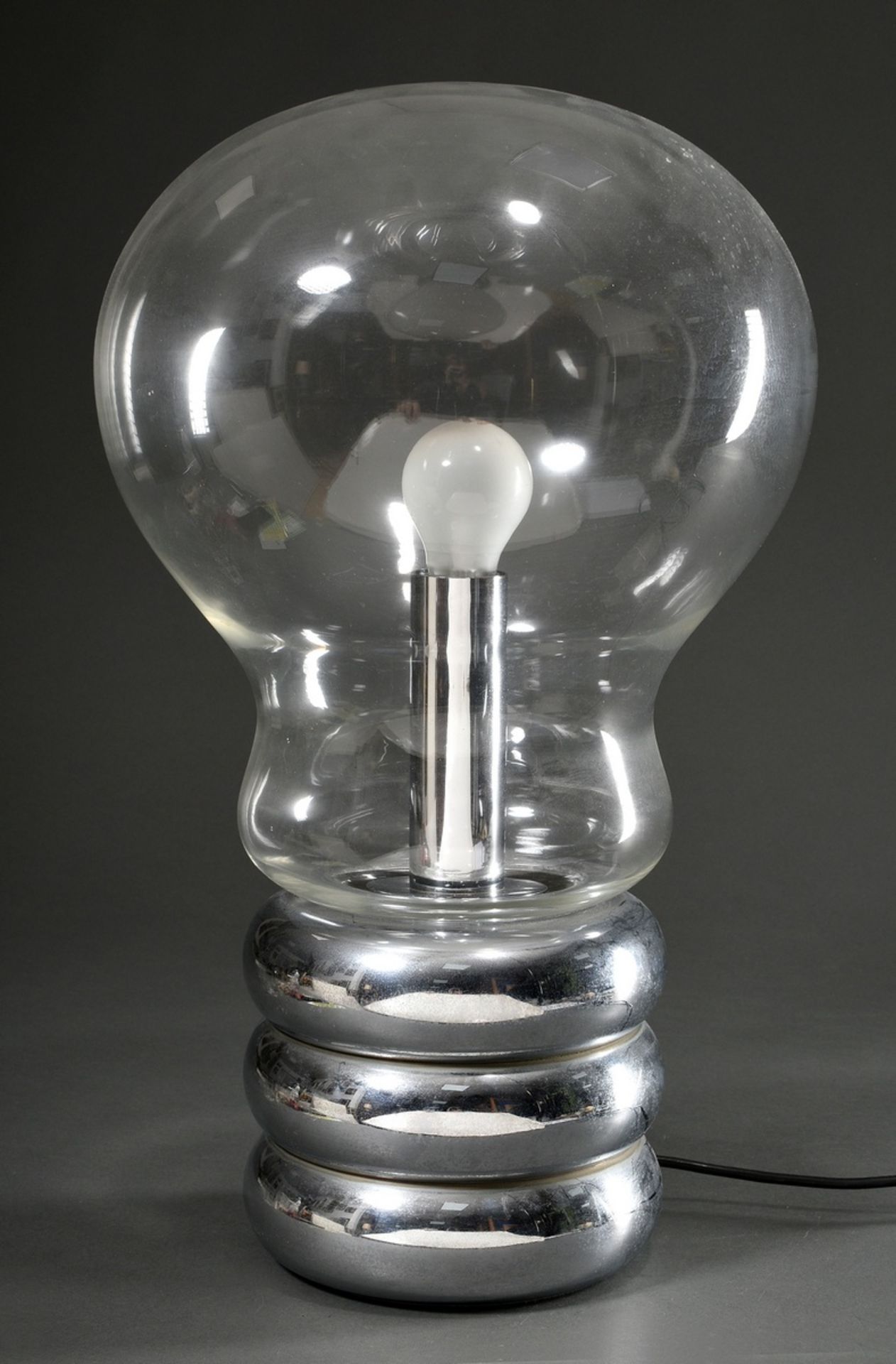 Große Midcentury Tischlampe "Big Bulb", Entw.: Ingo Mauer 1966, Chrom/ farbloses Glas, seitl. Klebe