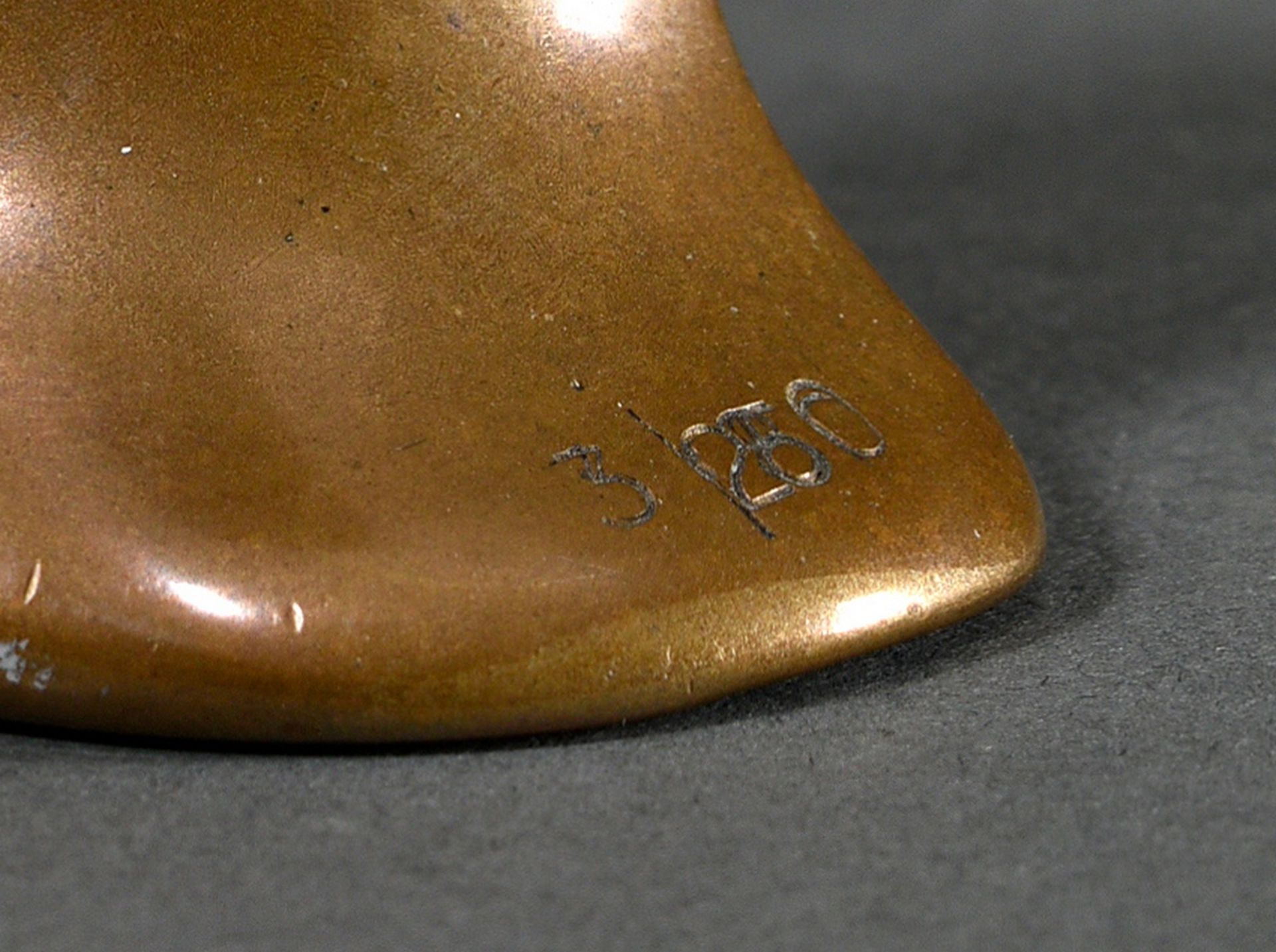 Tanari, Louis (*1940) "Sein", Bronze, 3/250, Boden sign./num., H. 8,6cm - Bild 4 aus 4