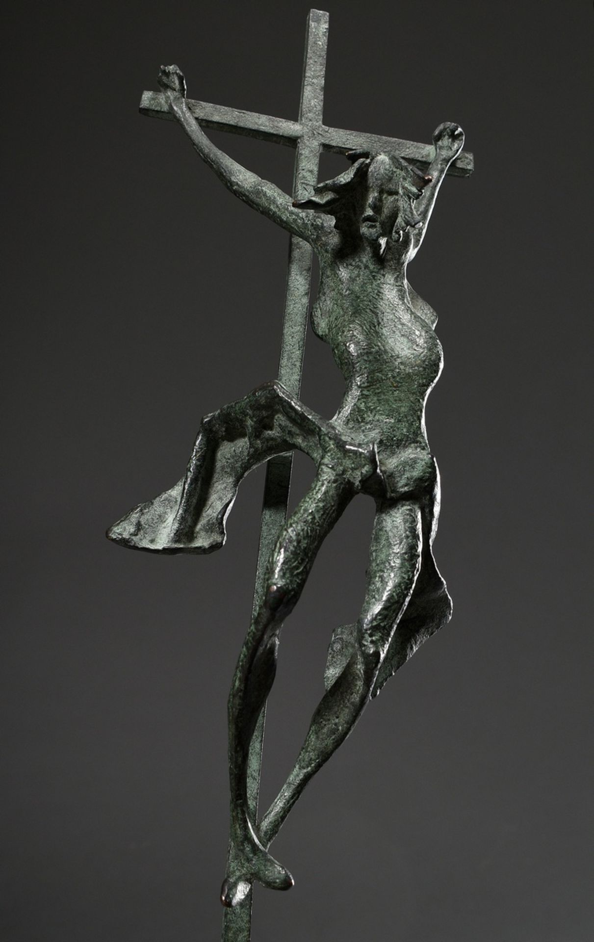Capellini, Sergio (*1942) "Christus am Kreuz", Bronze grün patiniert, sign., 44x11,5cm, min. berieb