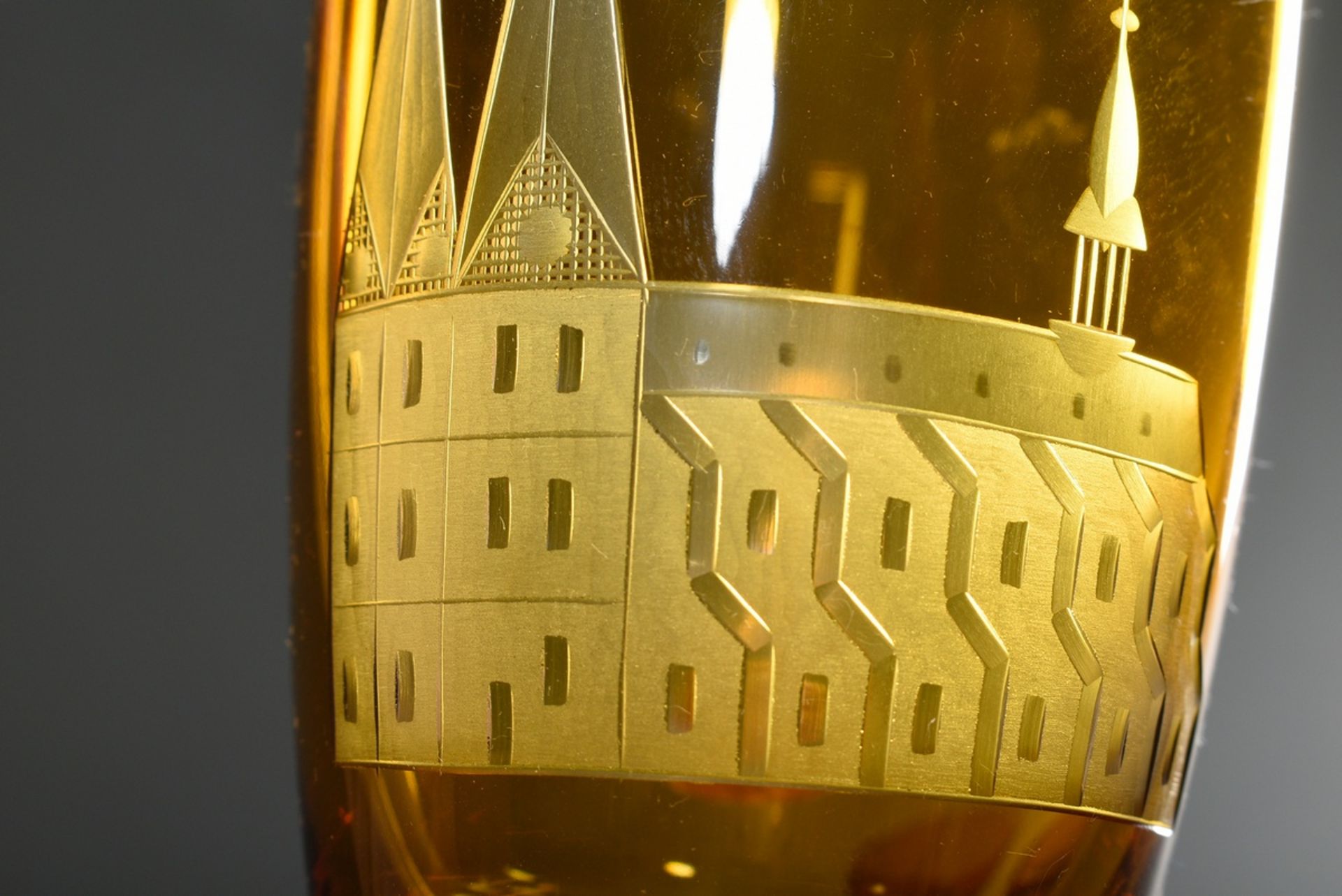 3 Rotter Gläser mit Lübeck Motiven: "Holstentor" und "Marienkirche" (H. je 9,2cm) sowie Whiskey Tum - Bild 3 aus 4