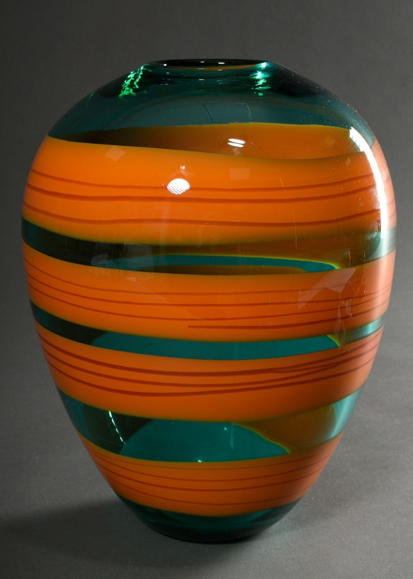 Salviati Vase mit ovoidem Korpus, grünes Klarglas mit eingeschmolzenen orangen Fäden, Boden sign., 