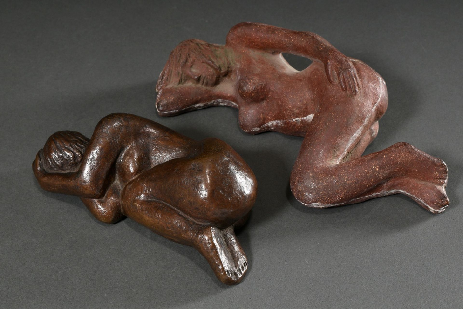 2 Diverse Maetzel, Monika (1917-2010) Figuren "Liegender weiblicher Akt", Bronze patiniert/Ton ungl