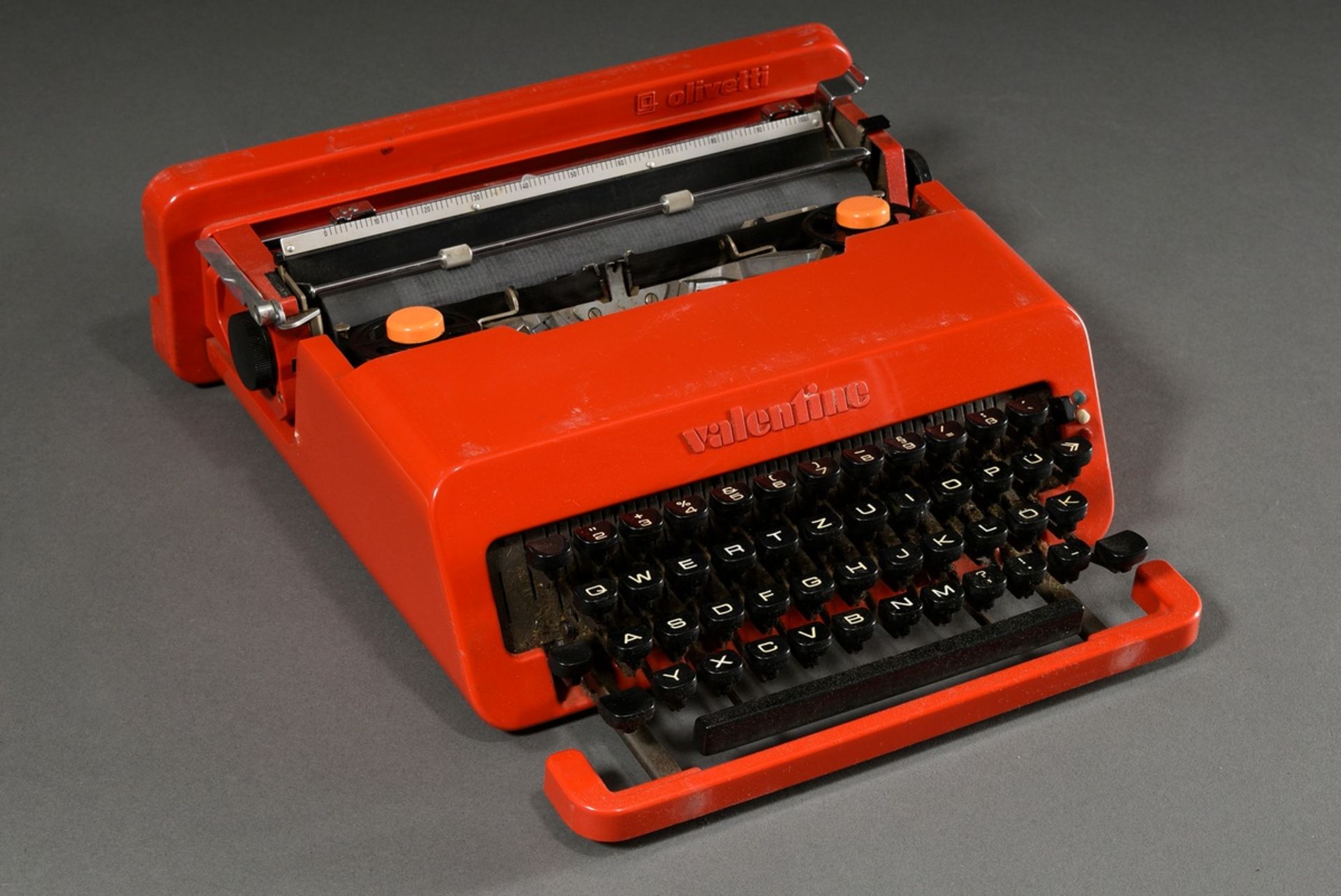 Sottsas, Ettore (1917-2007) typewriter "Valentine", design: 1968, manufactured by Olivetti/Barcelon - Image 2 of 8