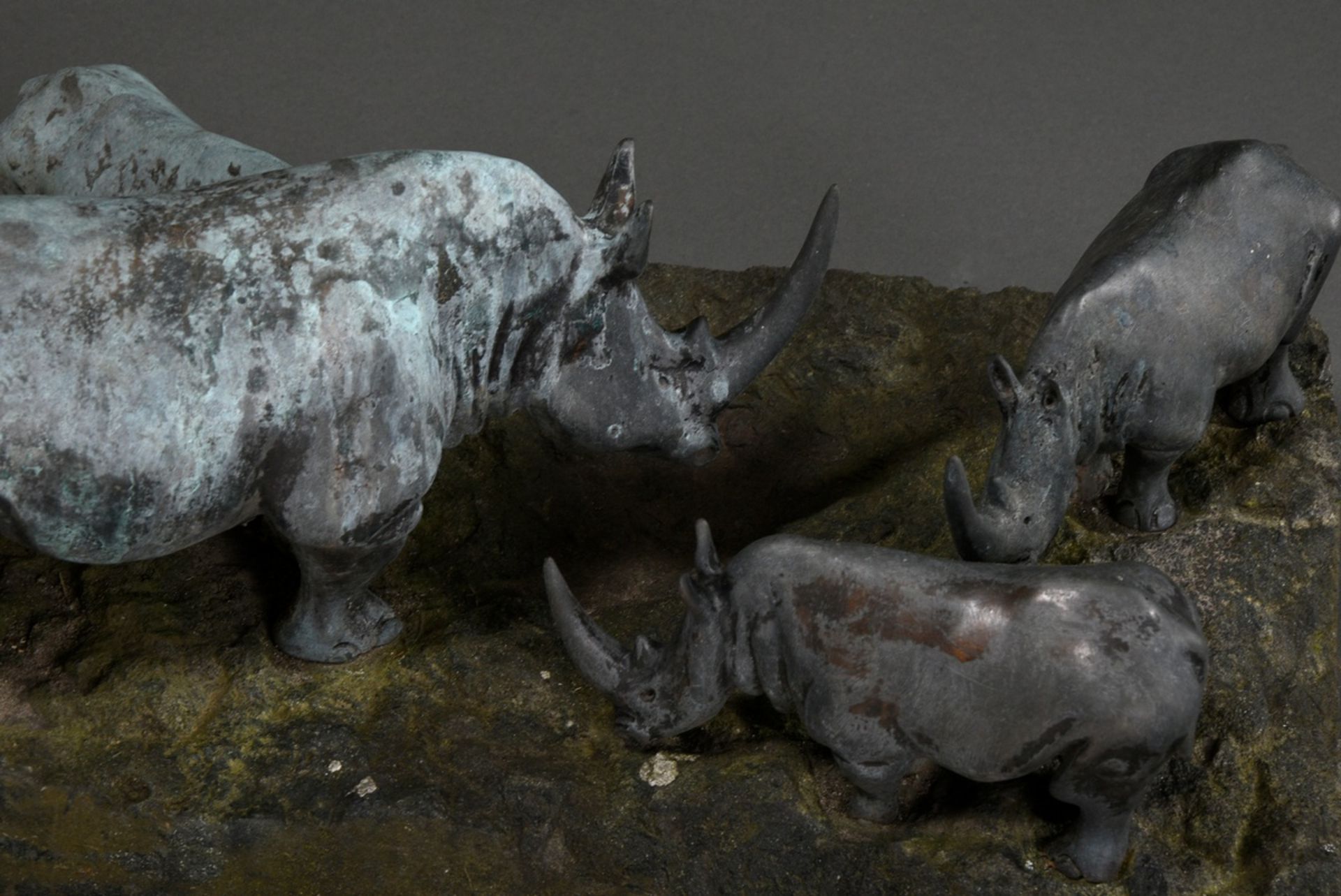 Unbekannter Künstler "Vier Nashörner am Wasserloch", Bronze/Stein, Sockel: 9x41x25,5cm, Nashörner:  - Bild 4 aus 4