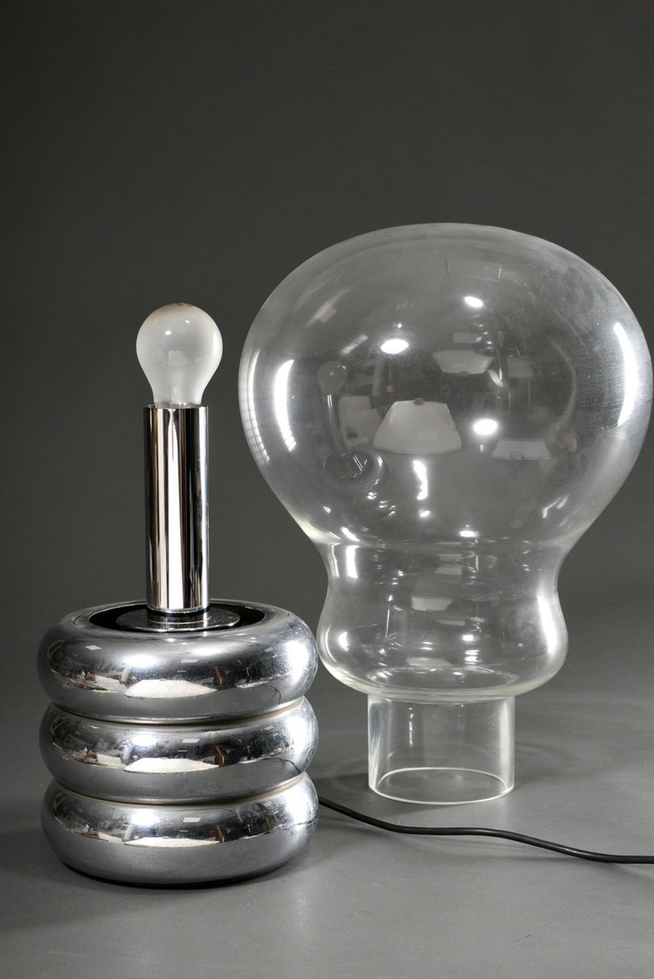Große Midcentury Tischlampe "Big Bulb", Entw.: Ingo Mauer 1966, Chrom/ farbloses Glas, seitl. Klebe - Bild 2 aus 3
