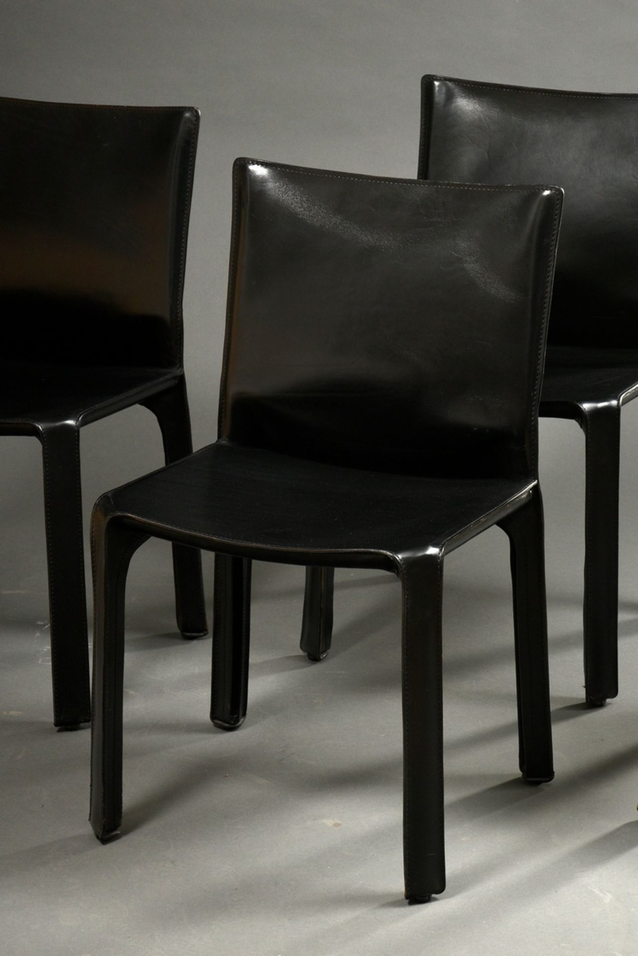 4 Cassina CAB 412 Stühle, lackiertes Stahlgestell mit schwarzem Kernlederbezug, Entw.: Mario Bellin - Bild 4 aus 7
