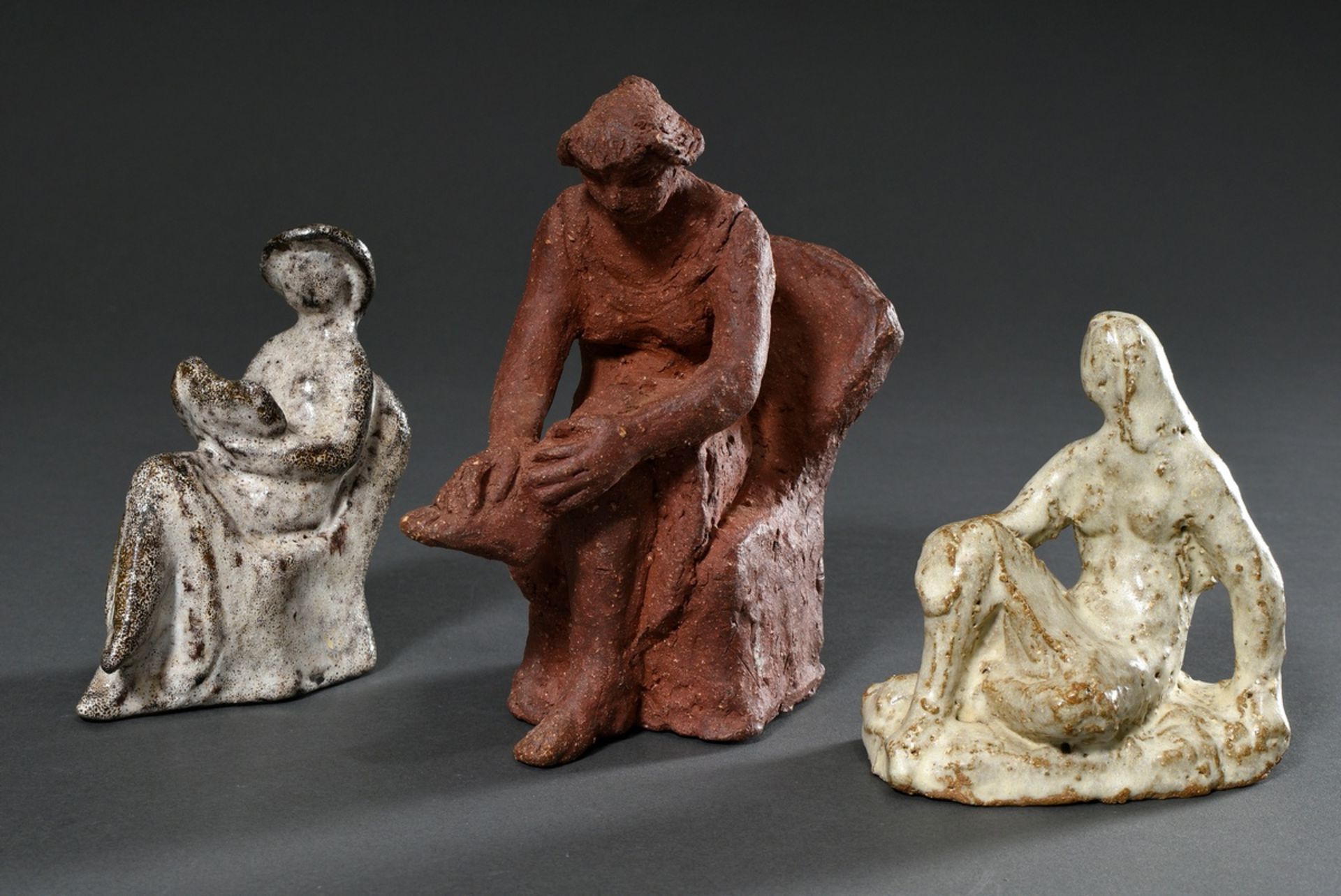 3 Diverse Maetzel, Monika (1917-2010) Figuren "Rastende Frau", "Frau mit Hut und Buch auf Stuhl" un