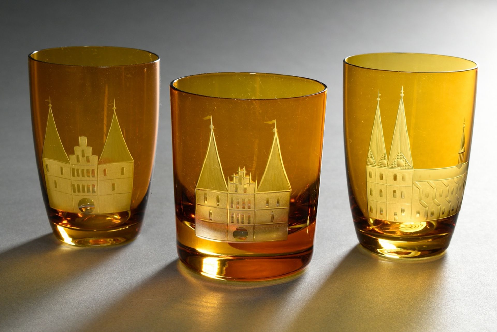 3 Rotter Gläser mit Lübeck Motiven: "Holstentor" und "Marienkirche" (H. je 9,2cm) sowie Whiskey Tum