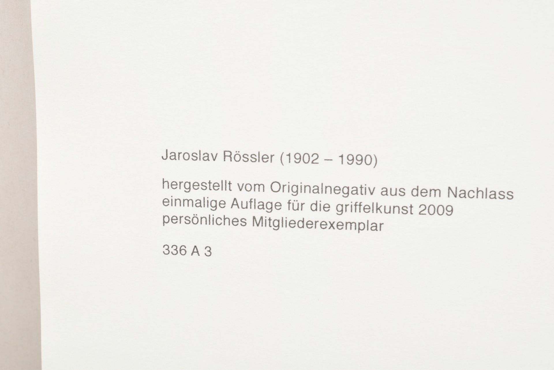 Rössler, Jaroslav (1902-1990) "o.T." (Komposition mit Apfel) ca. 1959/2009, Fotografie, Griffelkuns - Bild 2 aus 2