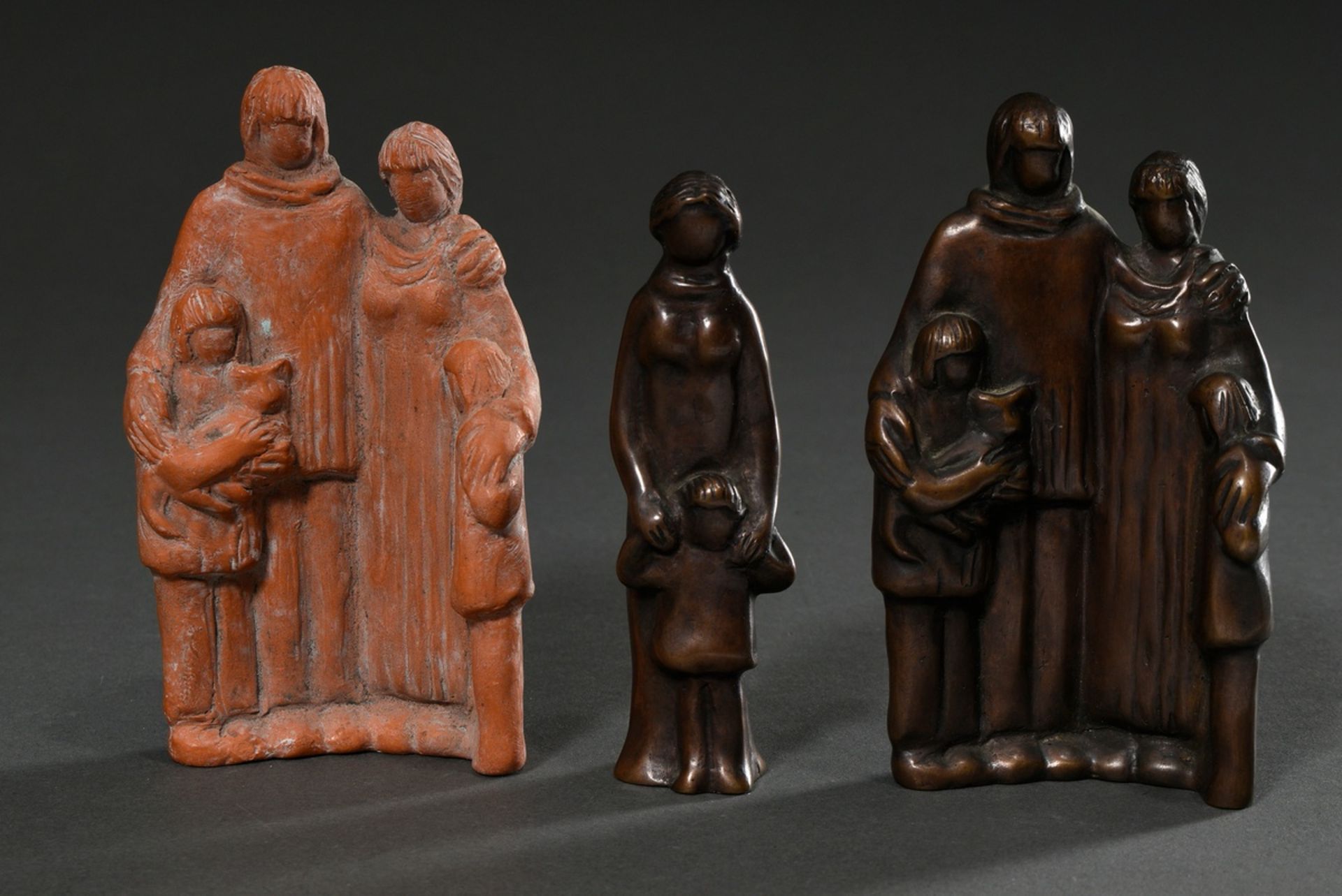 3 Diverse Maetzel, Monika (1917-2010) Figurengruppen "Familie" und "Mutter mit Kleinkind", Bronze p